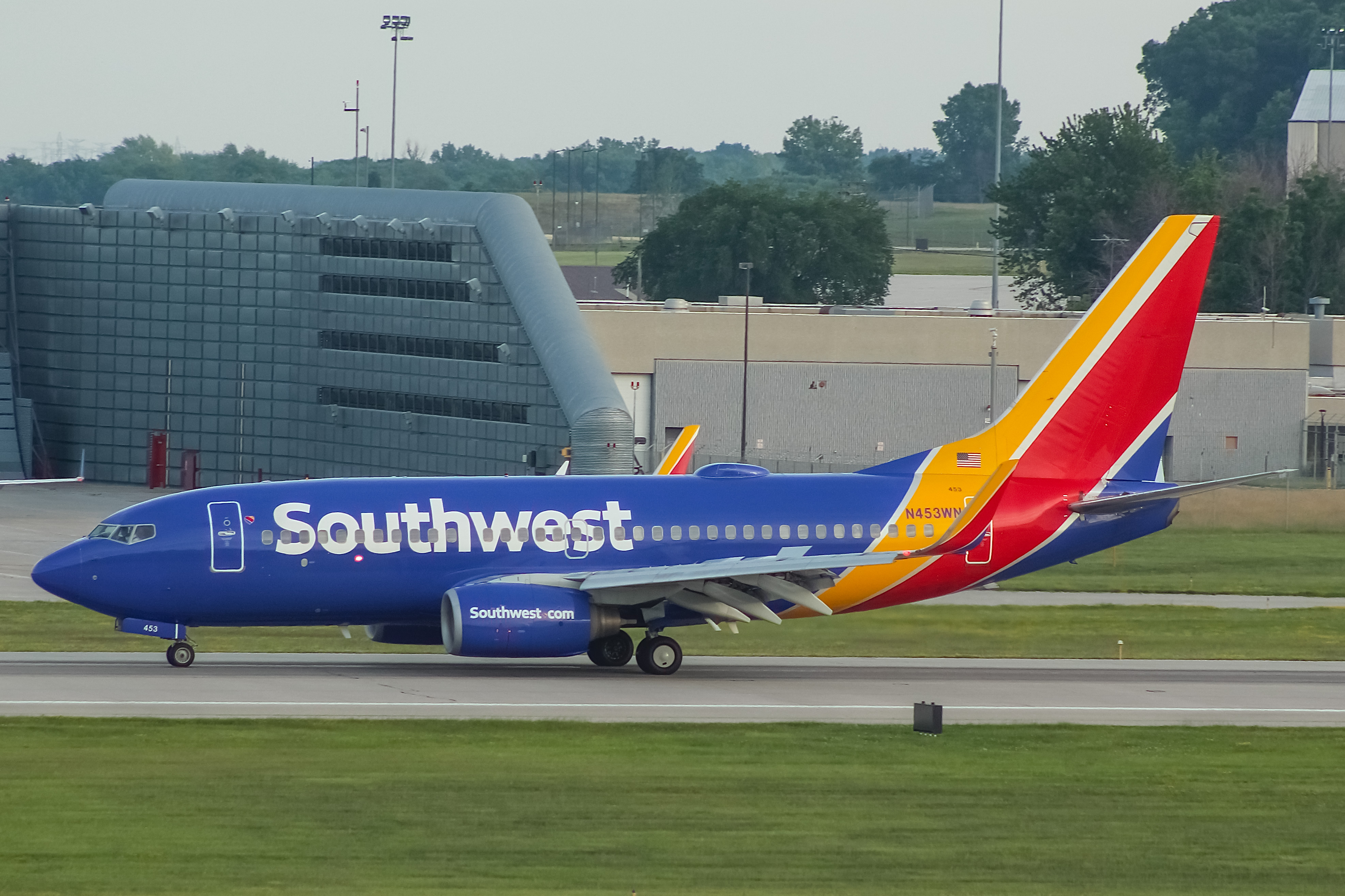 Full size: Southwest Airlines Boeing 737-700 N453WN at General Mitchell International Airport