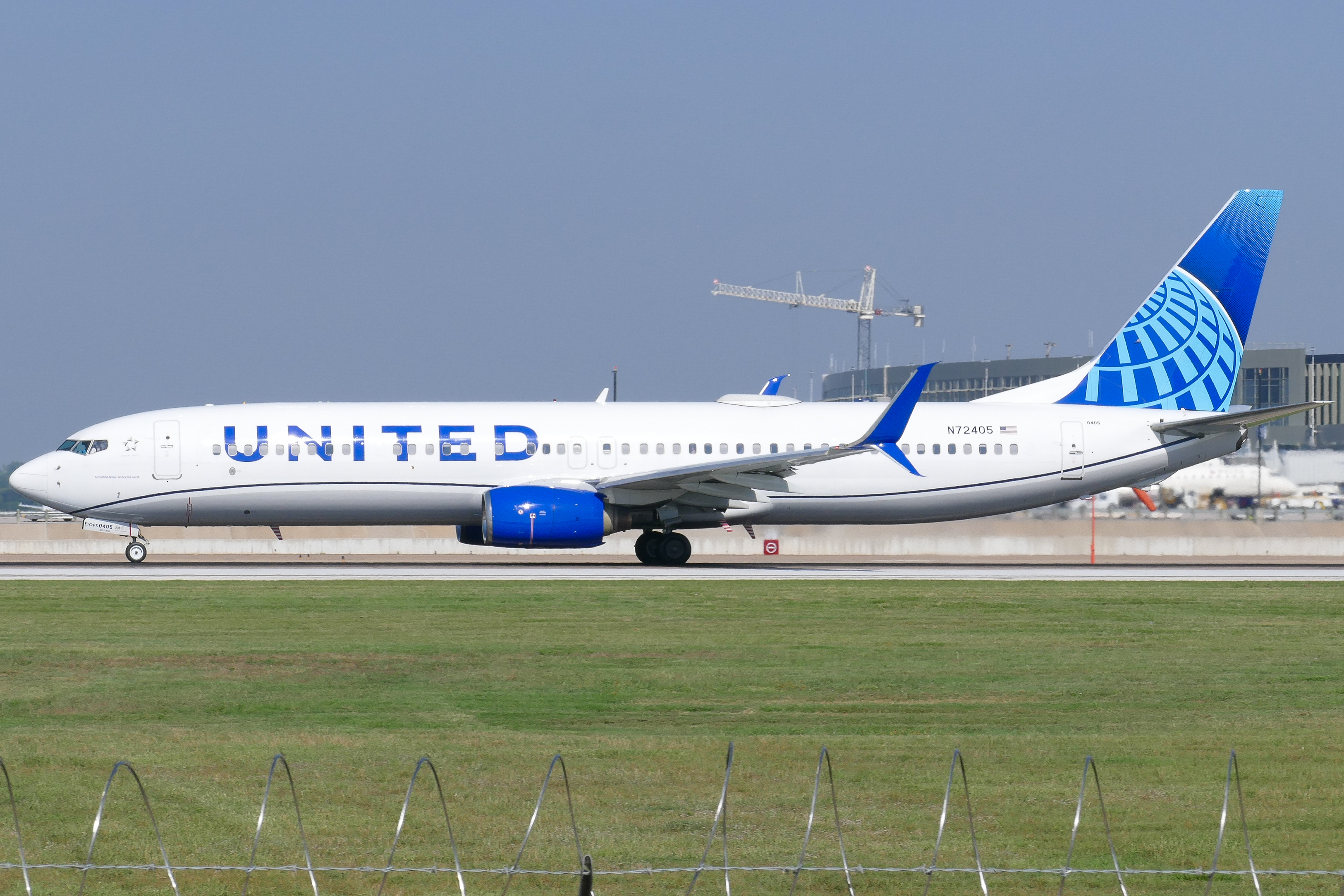 Full size: United Airlines Boeing 737-900 N72405 at Austin-Bergstrom International Airport