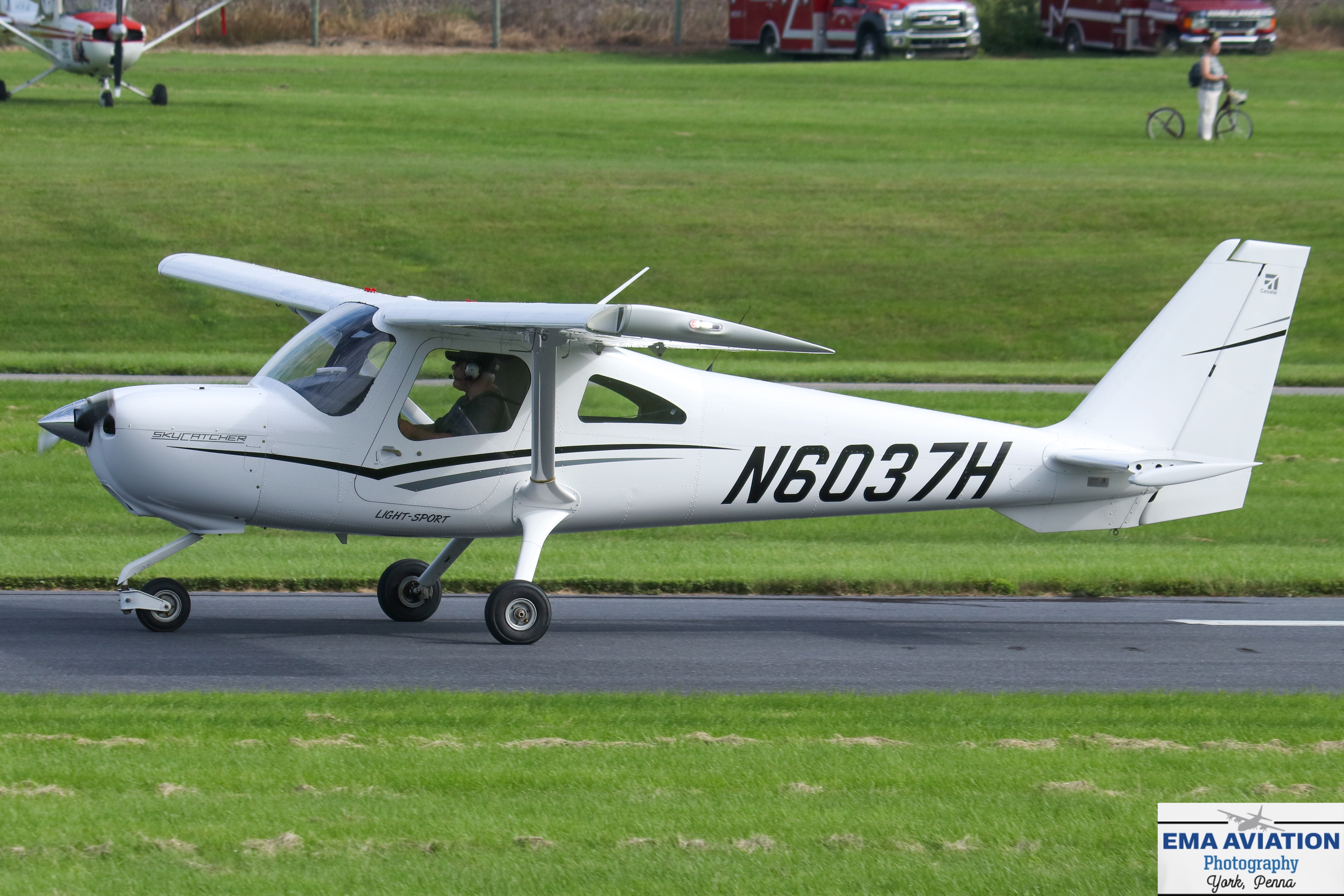 Full size: PRIVATE Cessna 162 N6037H at Smoketown Airport