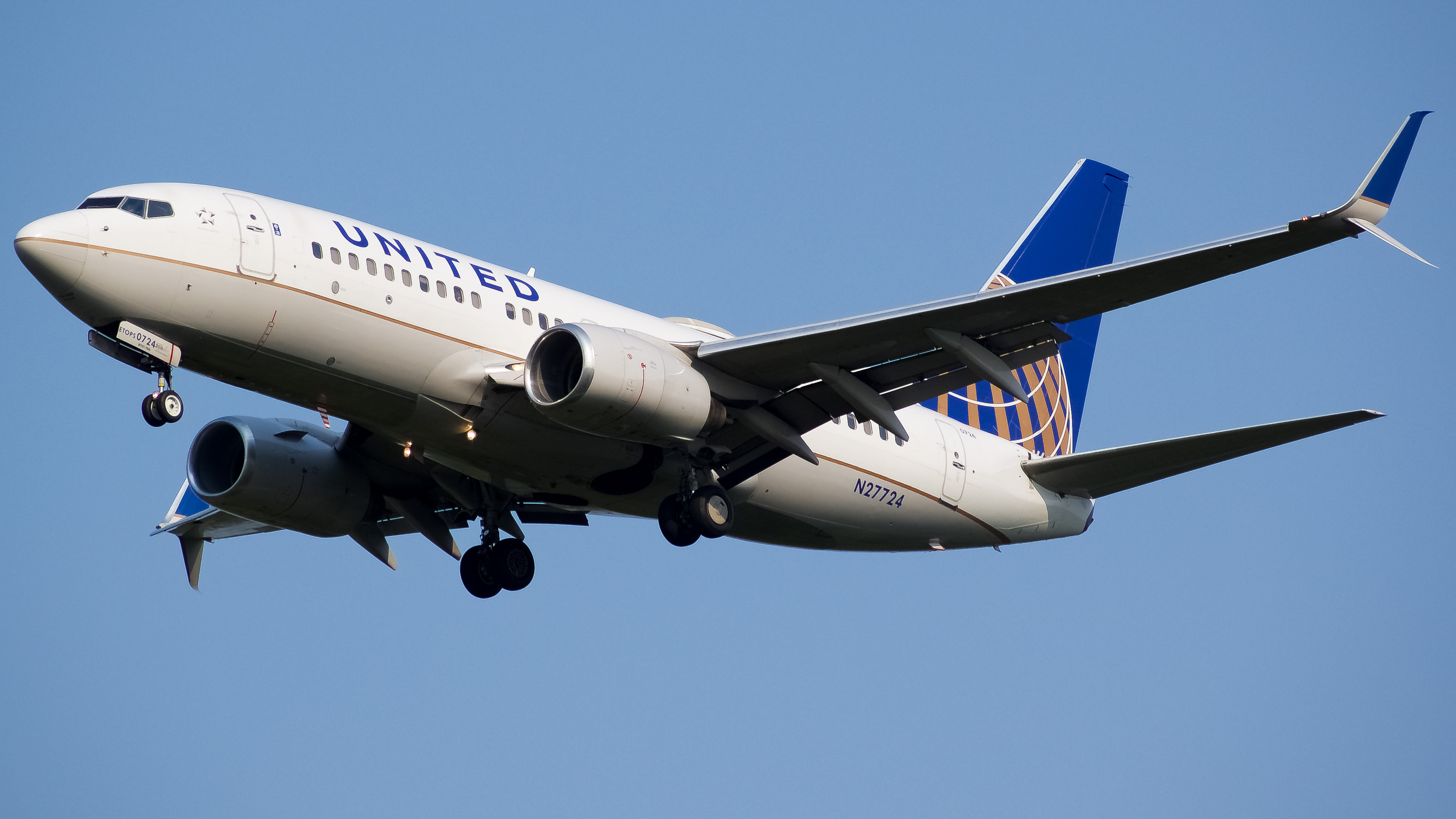 Full size: United Airlines Boeing 737-700 N27724 at Washington Dulles International Airport