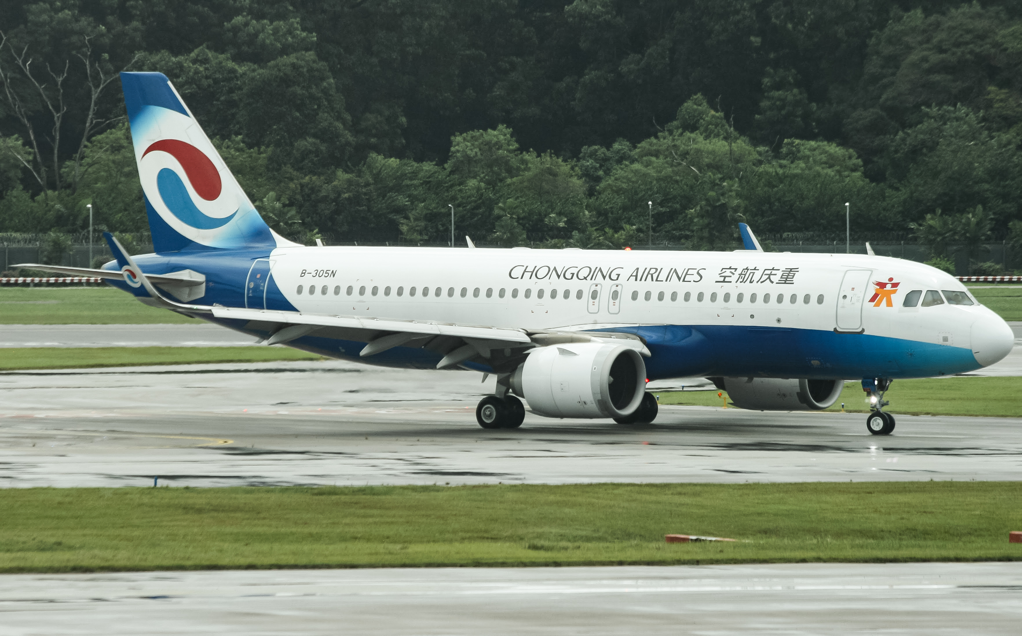Full size: Chongqing Airlines Airbus A320NEO B-305N at Singapore-Changi Airport