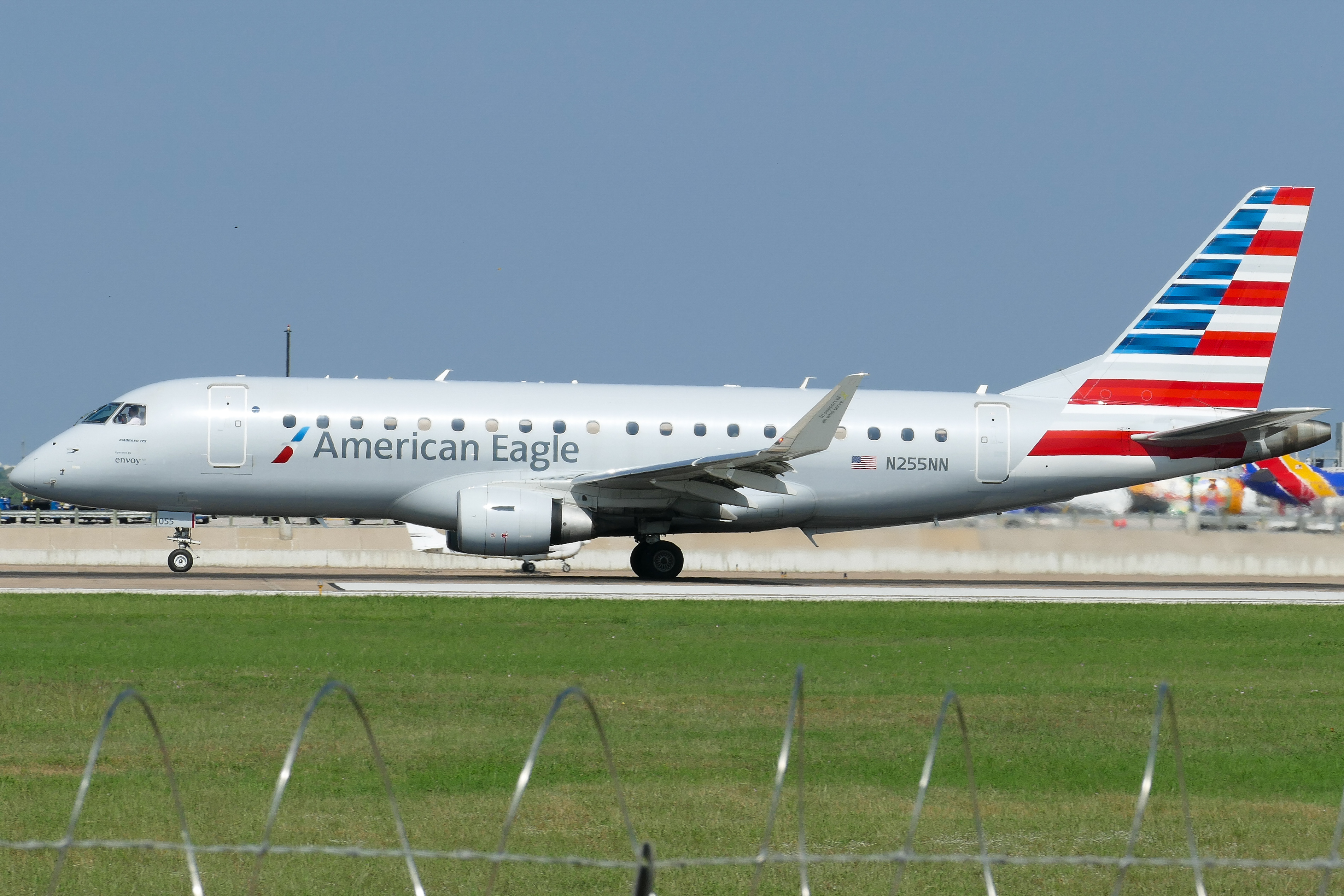 Full size: American Airlines Embraer E175 N255NN at Austin-Bergstrom International Airport