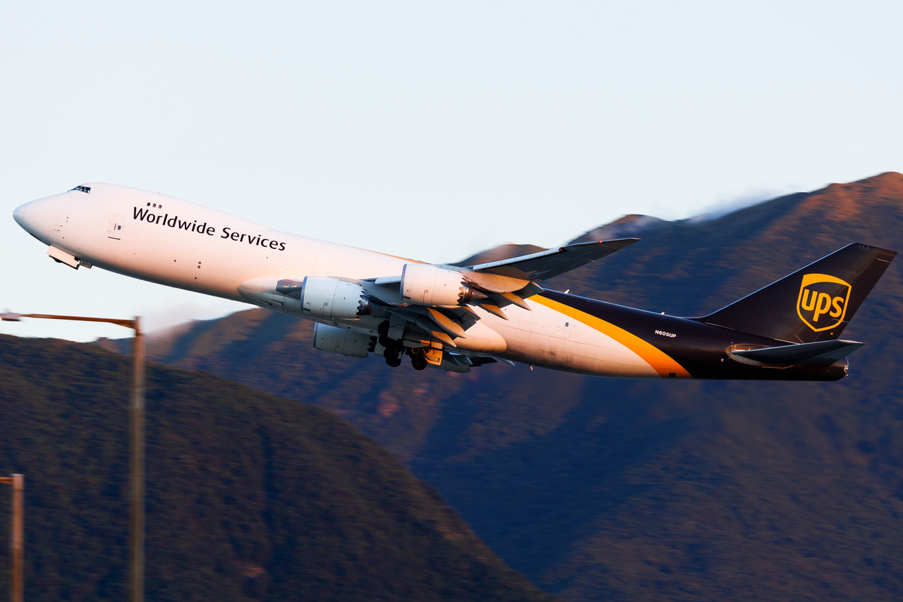 Full size: United Parcel Service Boeing 747-8F N605UP at Hong Kong International Airport