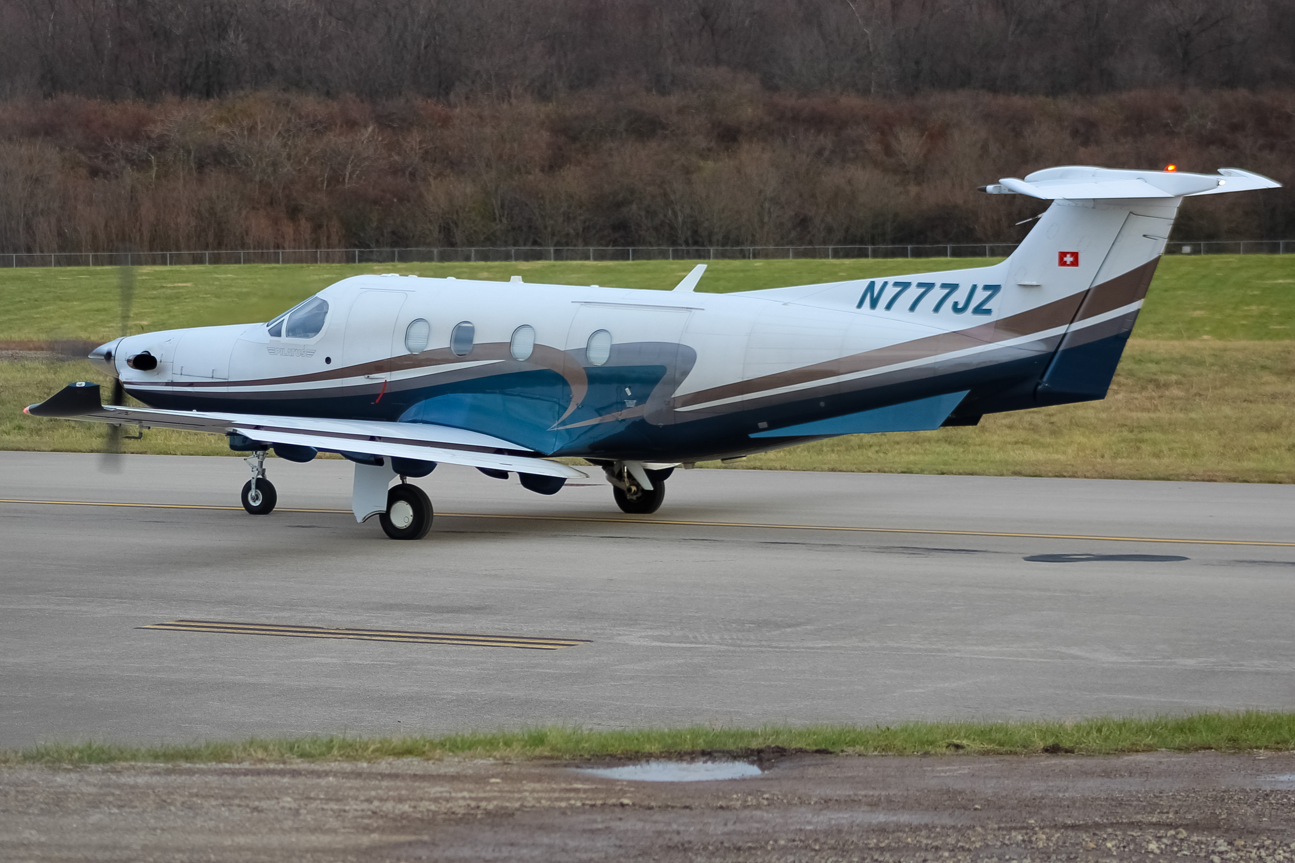Full size: PRIVATE  Pilatus PC-12 N777JZ at Cincinnati Municipal Airport/Lunken Field