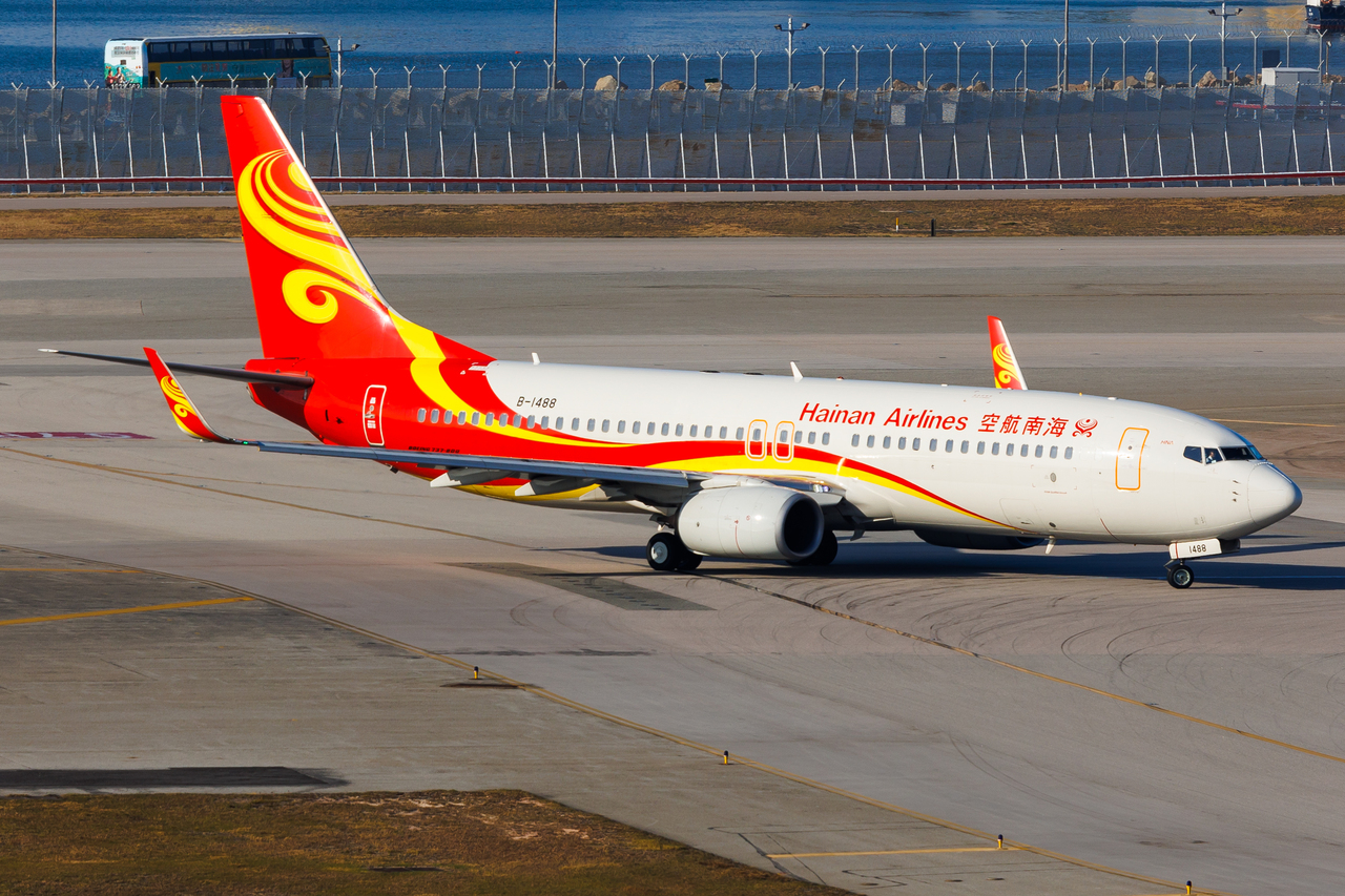 Full size: Hainan Airlines Boeing 737-800 B-1488 at Hong Kong International Airport