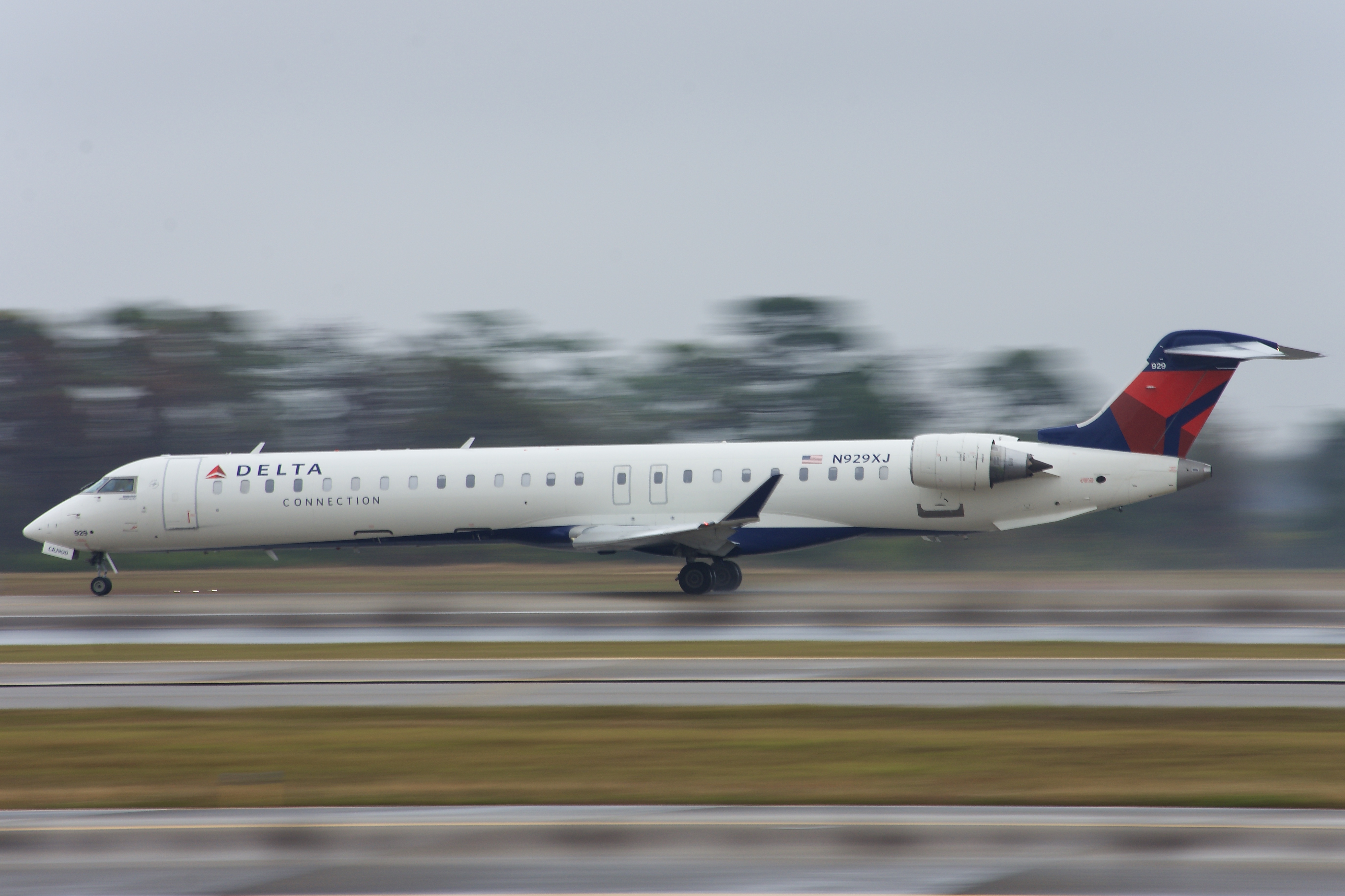 Full size: Delta Connection Mitsubishi CRJ-900 N929XJ at Orlando International Airport