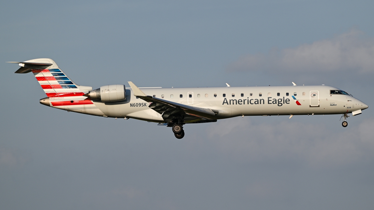 Full size: American Eagle Mitsubishi CRJ-700 N609SK at Dallas-Fort Worth International Airport