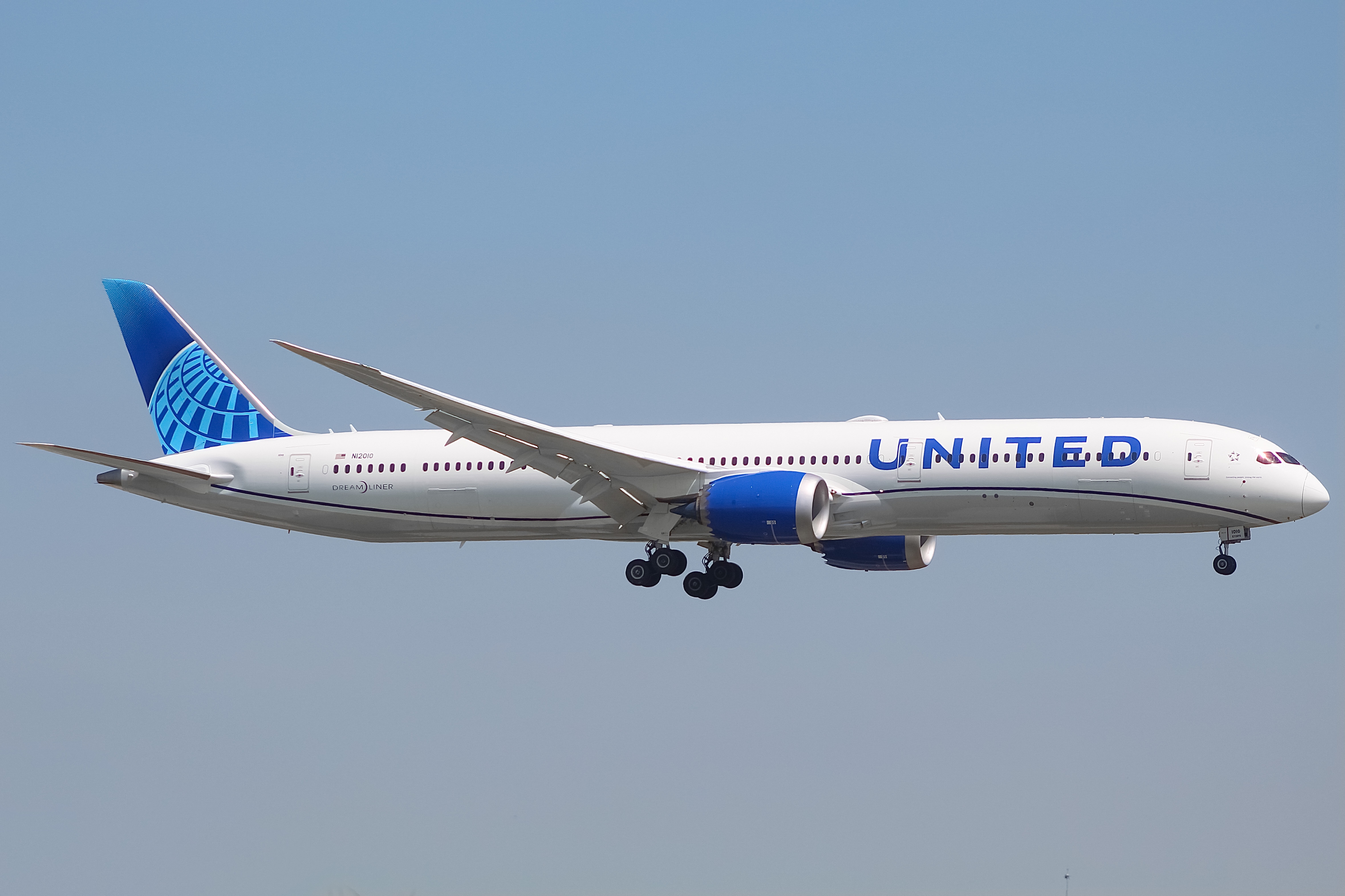 Full size: United Airlines Boeing 787-10 N12010 at Chicago O'Hare International Airport