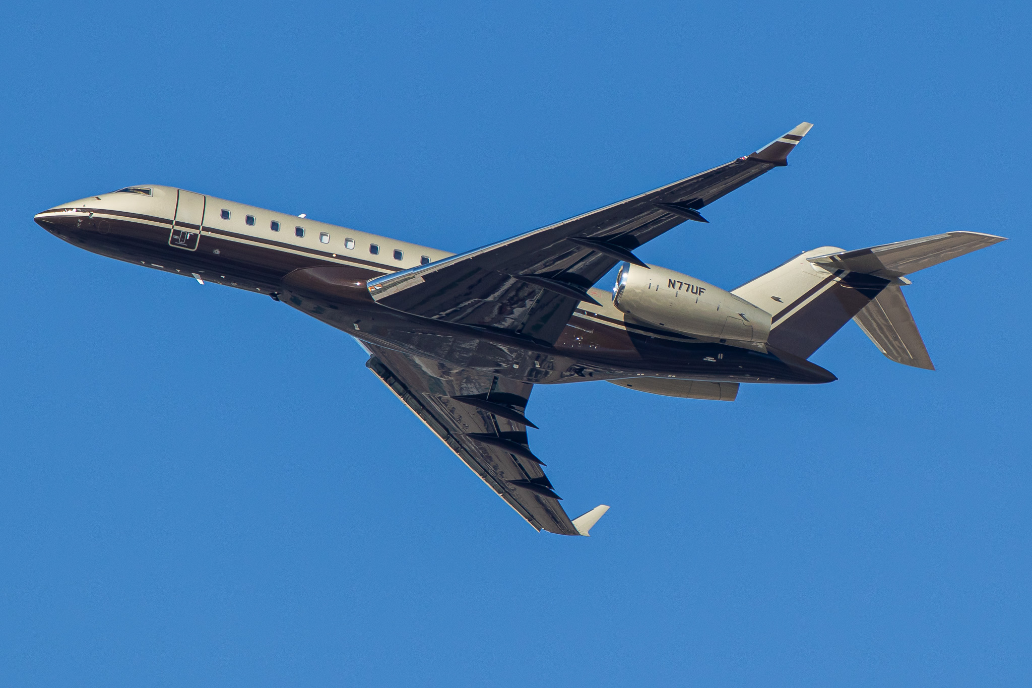 Full size: PRIVATE Bombardier BD-700-1A10 Global Express XRS N77UF at Los Angeles International Airport