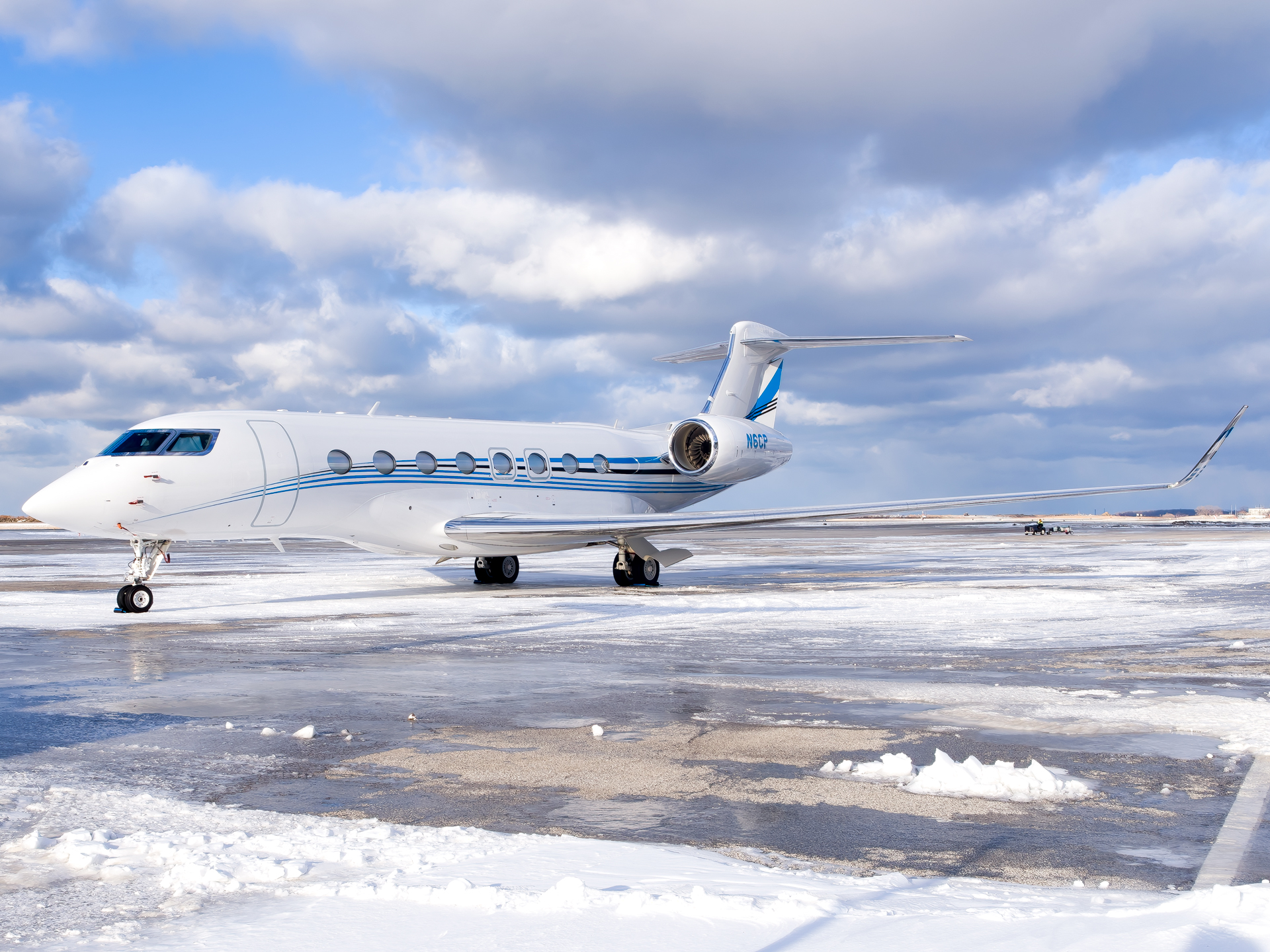 Full size: PRIVATE Gulfstream G650ER N6CP at Cleveland Burke Lakefront Airport