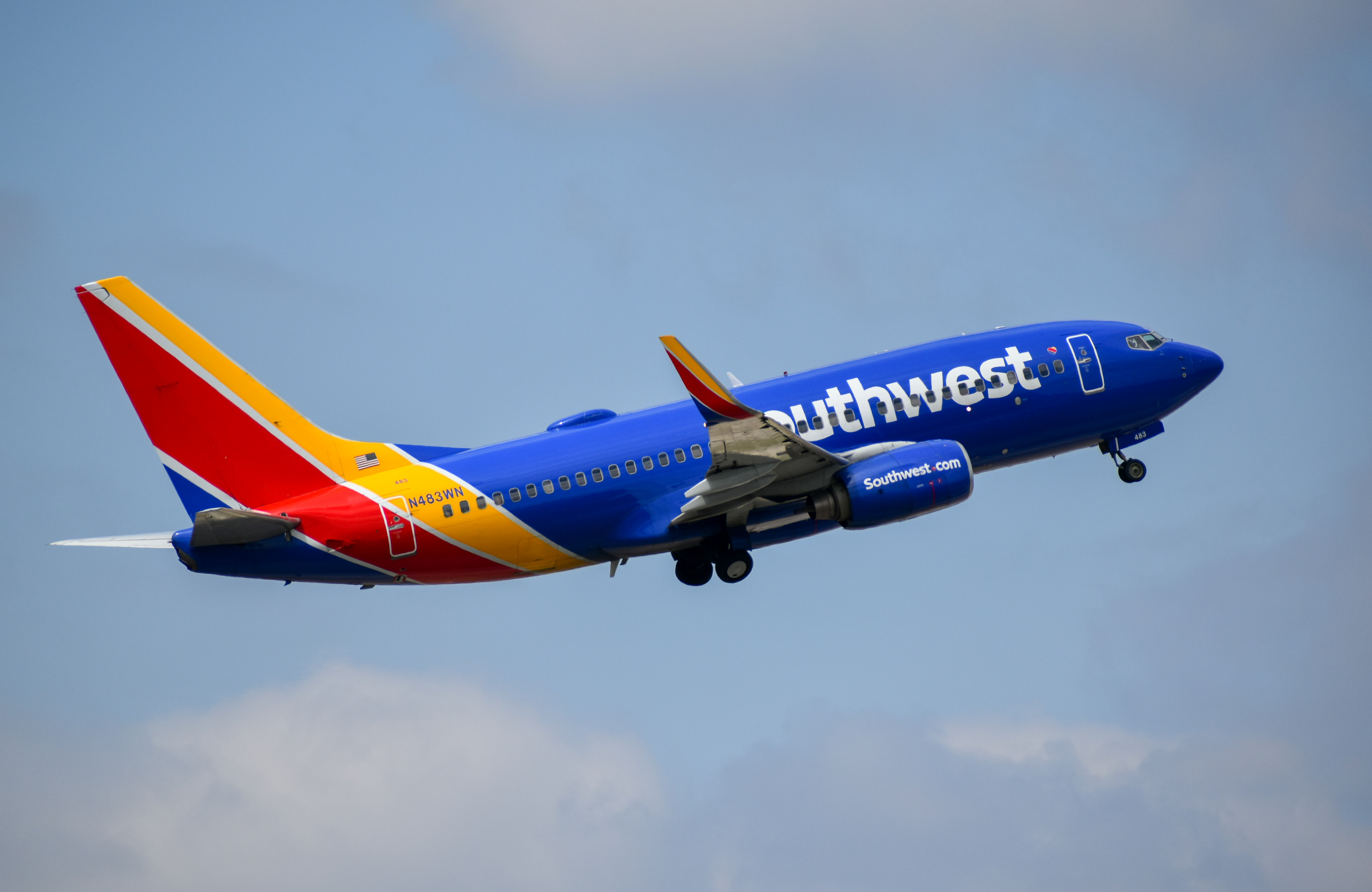 Full size: Southwest Airlines Boeing 737-700 N483WN at Cincinnati/Northern Kentucky International Airport