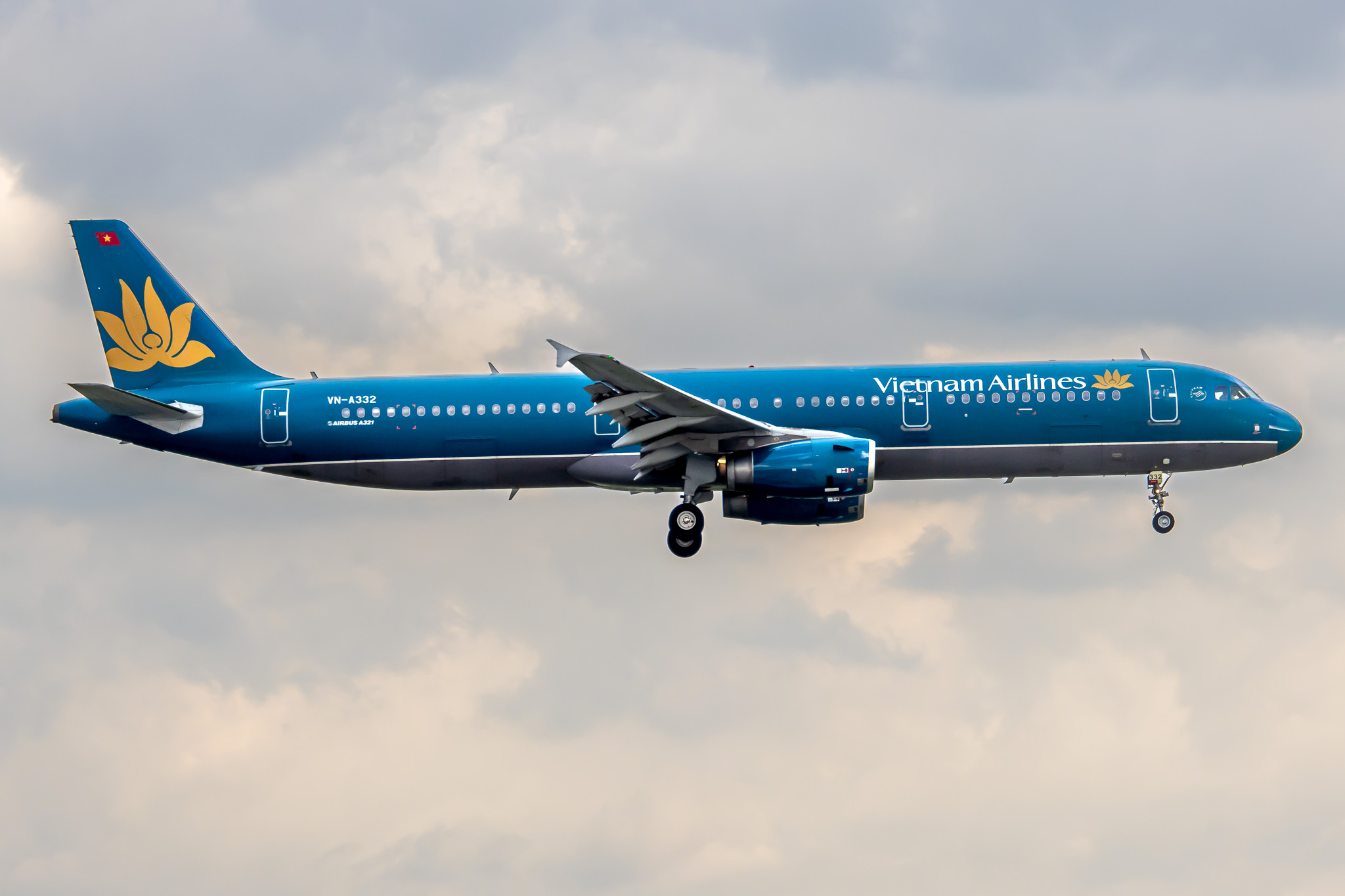 Full size: Vietnam Airlines Airbus A321-200 VN-A332 at Tan Son Nhat International Airport