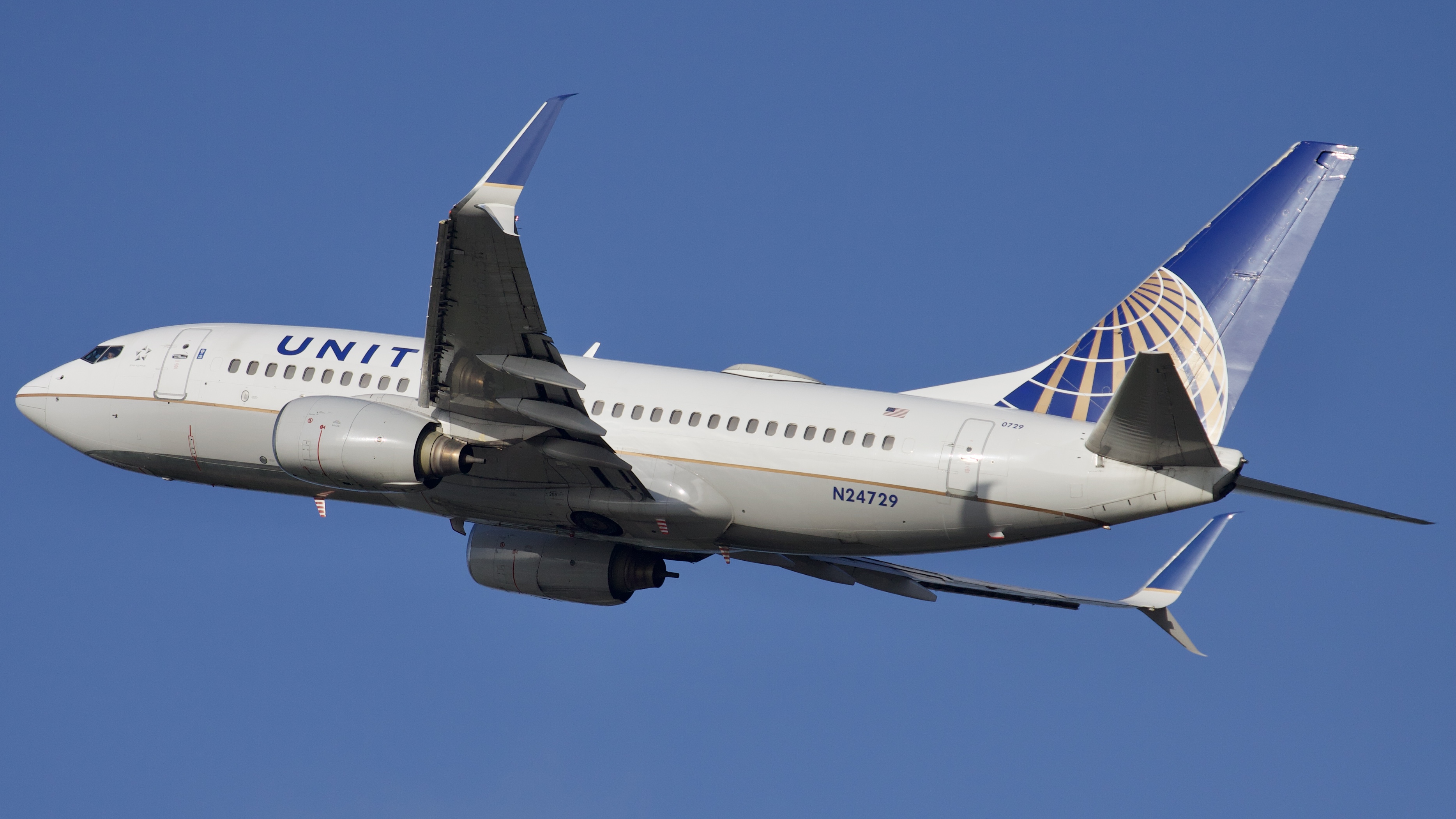 Full size: United Airlines Boeing 737-700 N24729 at Houston-George Bush Intercontinental Airport