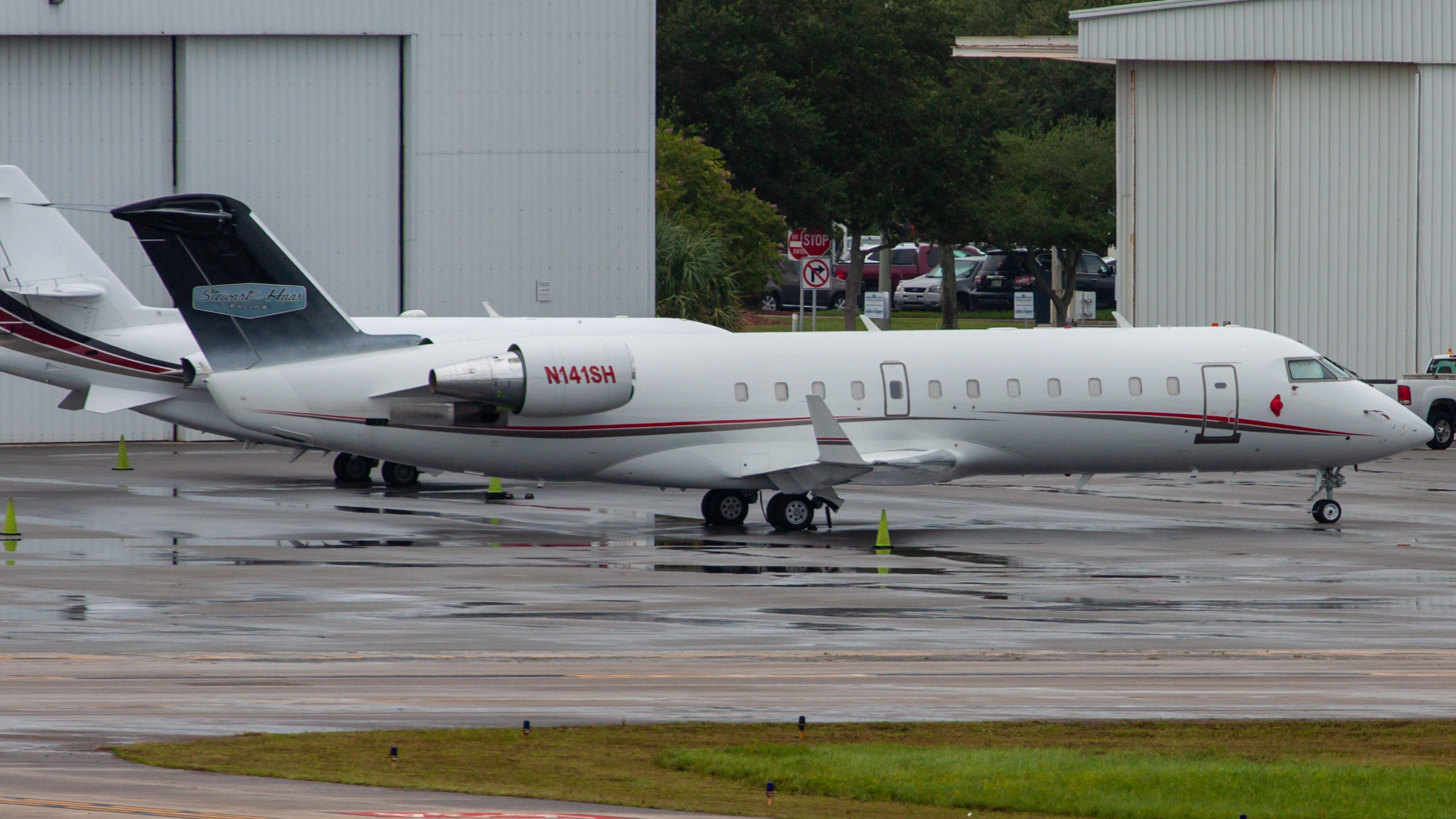Full size: PRIVATE Mitsubishi CRJ-200 N141SH at Daytona Beach International Airport