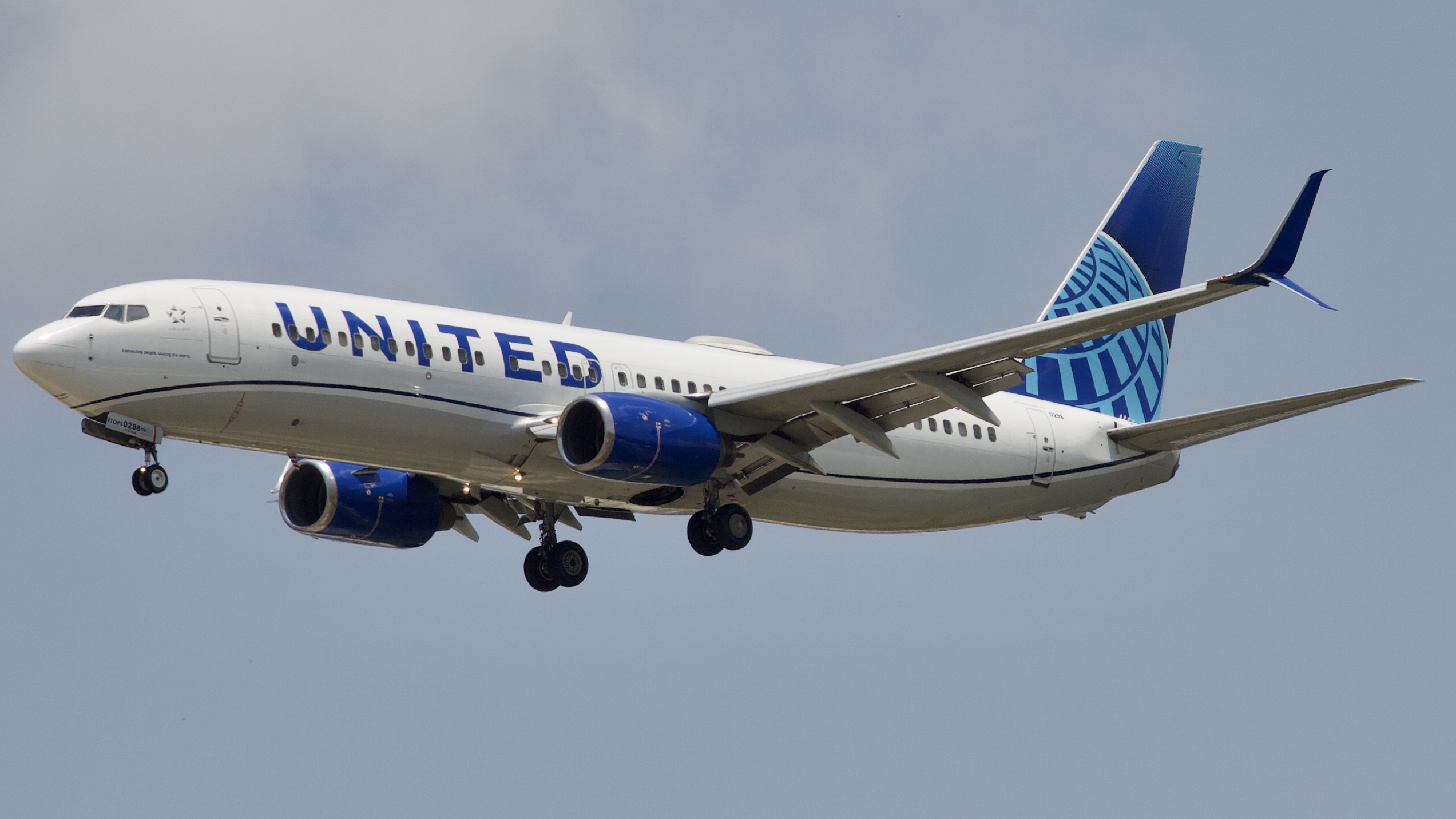 Full size: United Airlines Boeing 737-800 N37298 at Houston-George Bush Intercontinental Airport