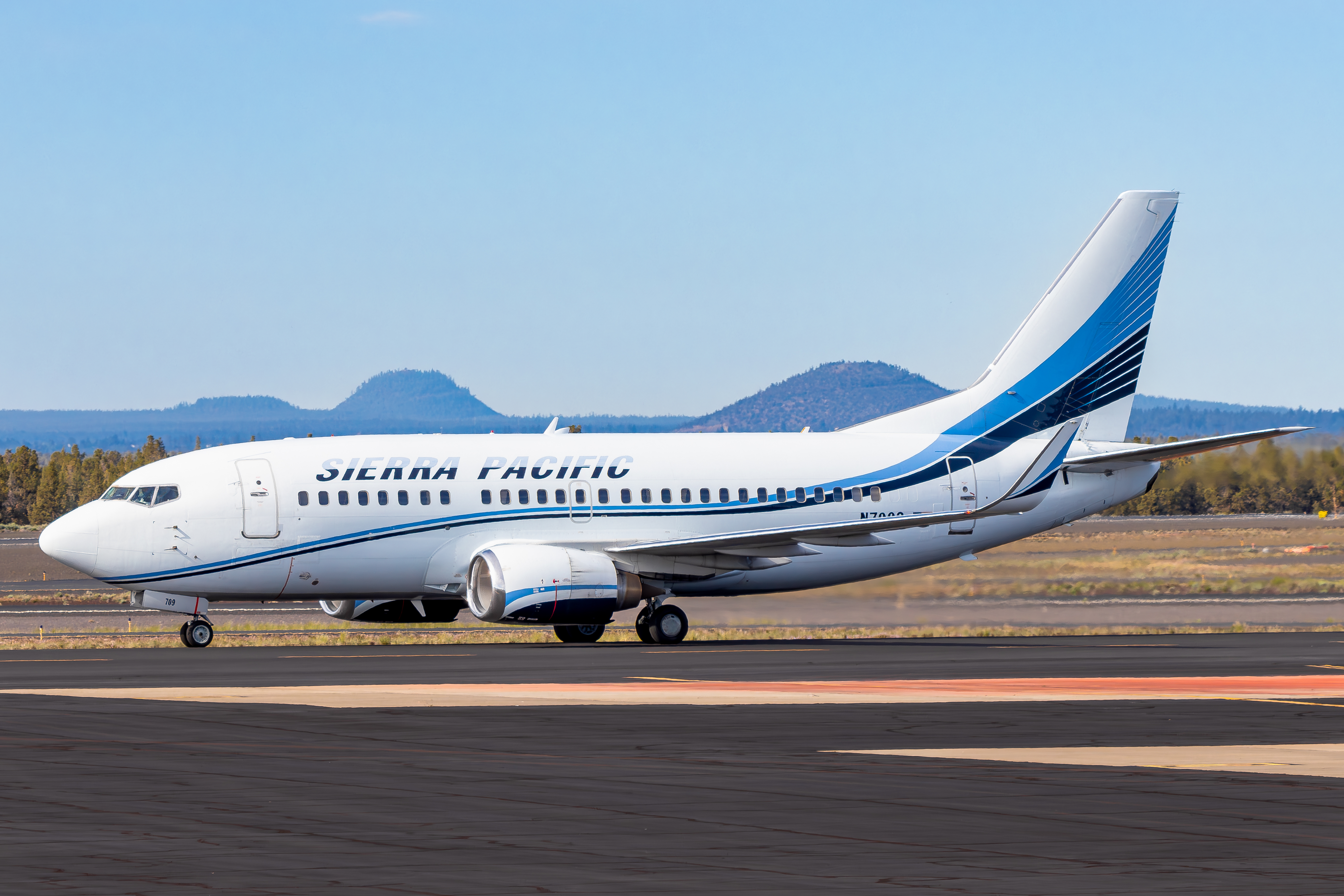 Full size: Sierra Pacific Airlines Boeing 737-500 N709S at Roberts Field Airport