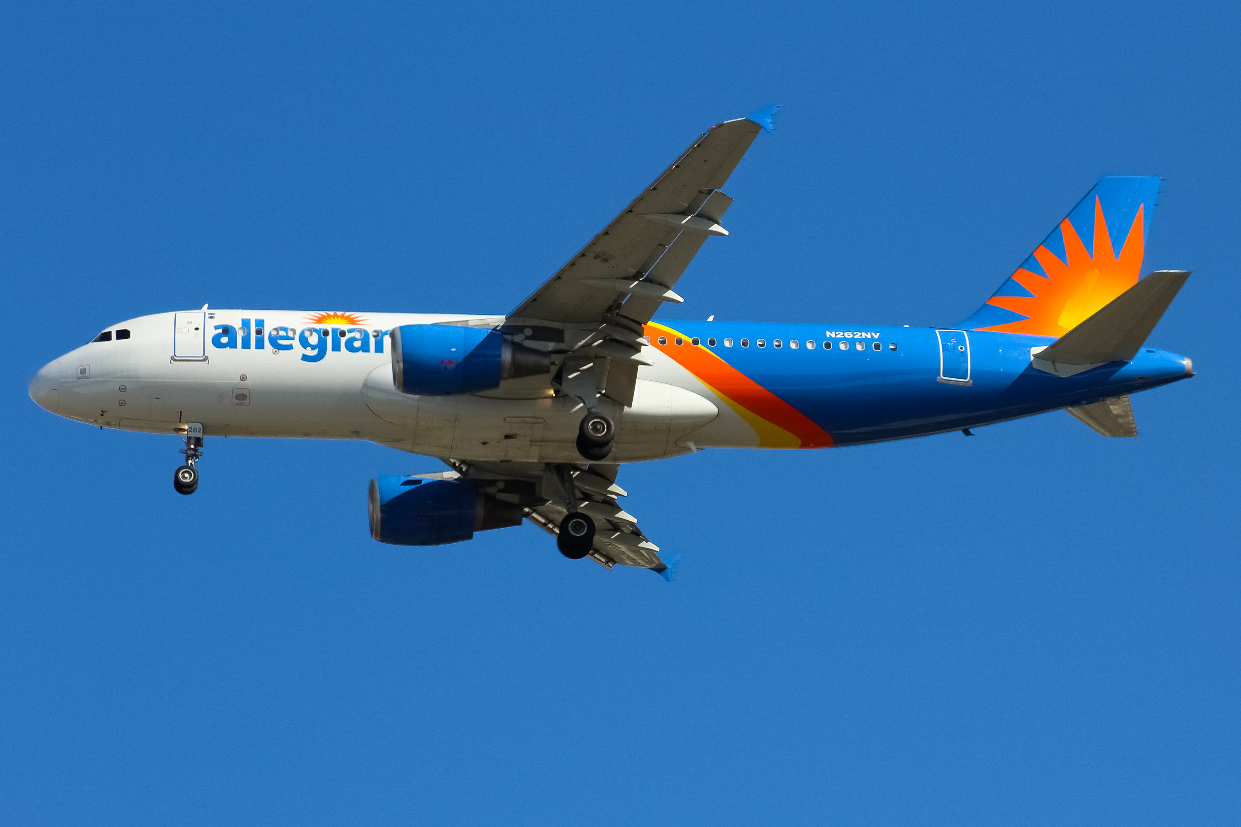 Full size: Allegiant Air Airbus A320 N262NV at Cincinnati/Northern Kentucky International Airport