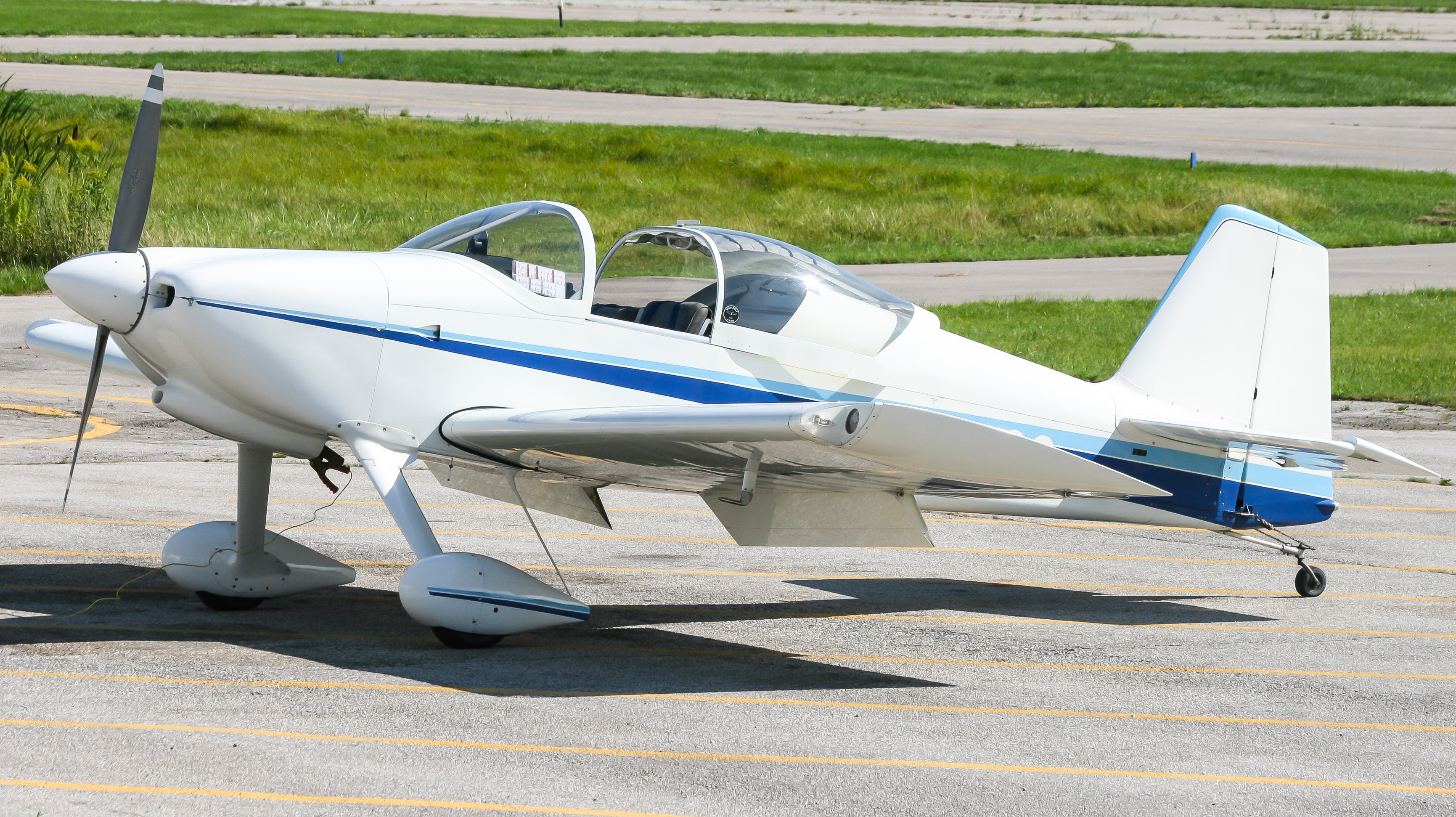 Full size: PRIVATE Vans RV-6 C-FDOG at 