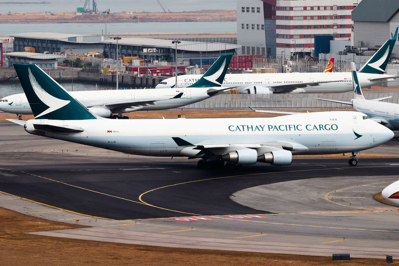 Full size: Cathay Pacific Boeing 747-400 B-LIB at Hong Kong International Airport