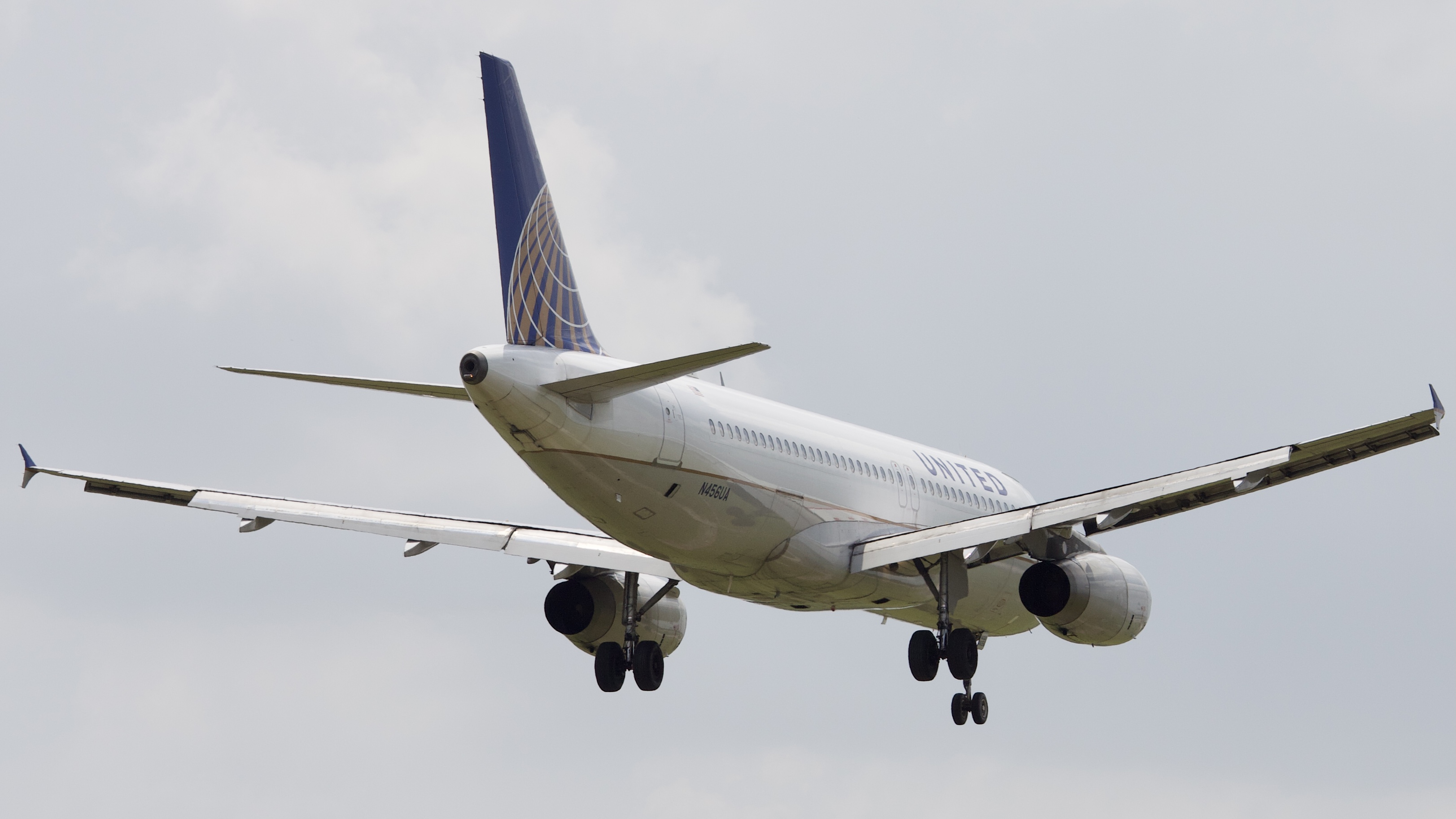 Full size: United Airlines Airbus A320 N456UA at Houston-George Bush Intercontinental Airport