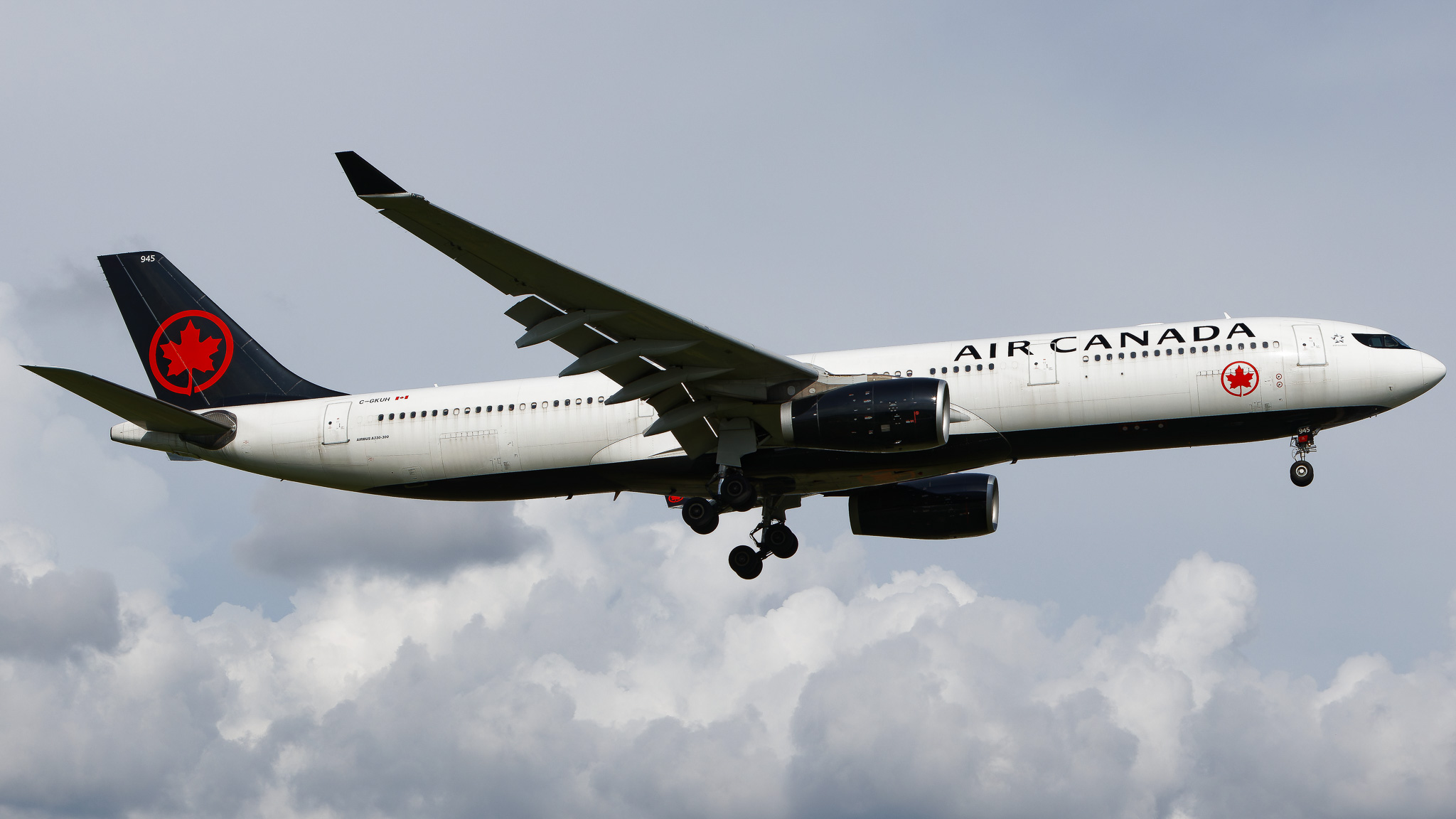 Full size: Air Canada Airbus A330-300 C-GKUH at Tampa International Airport