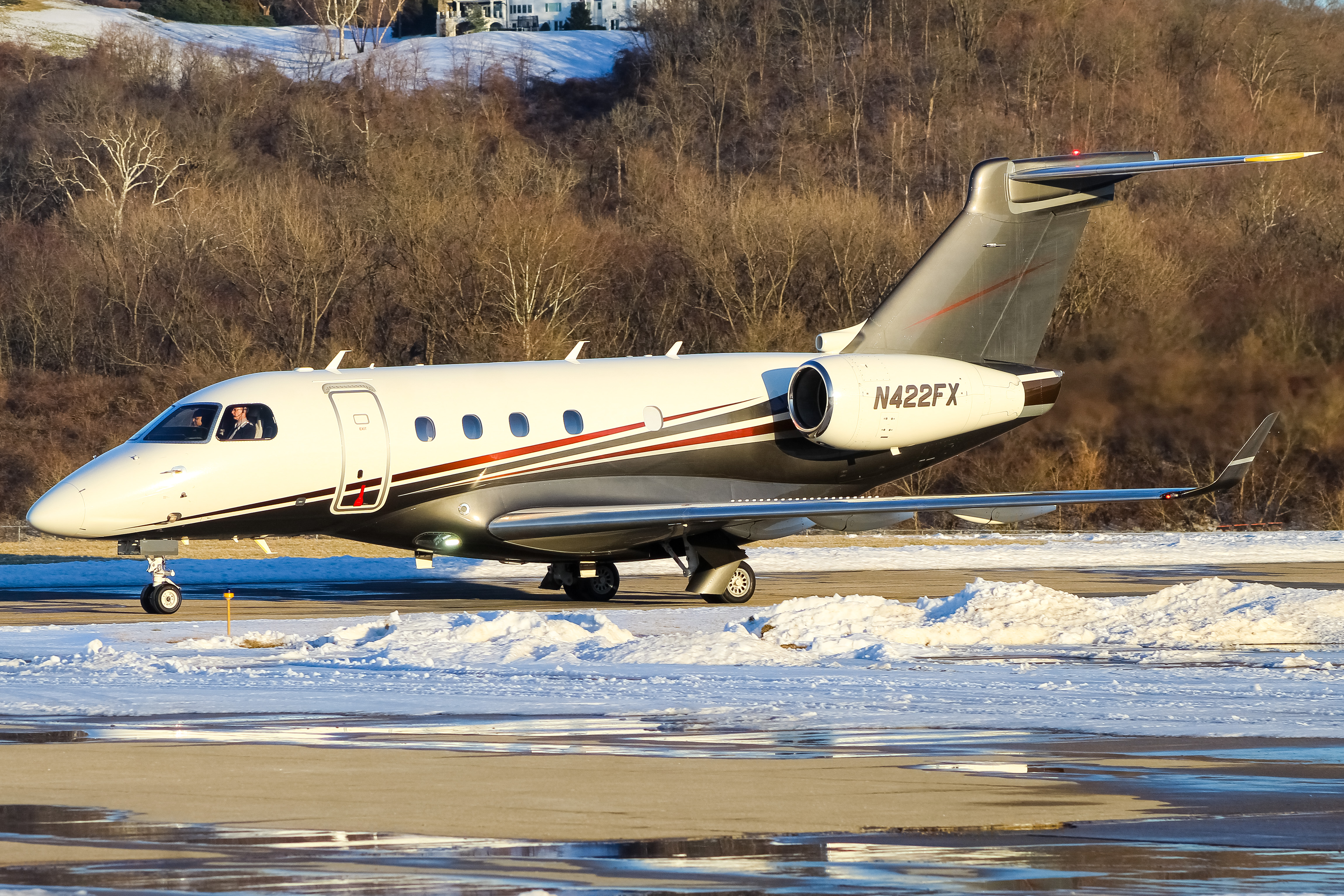 Full size: PRIVATE Embraer Legacy 450 N422FX at Cincinnati Municipal Airport/Lunken Field