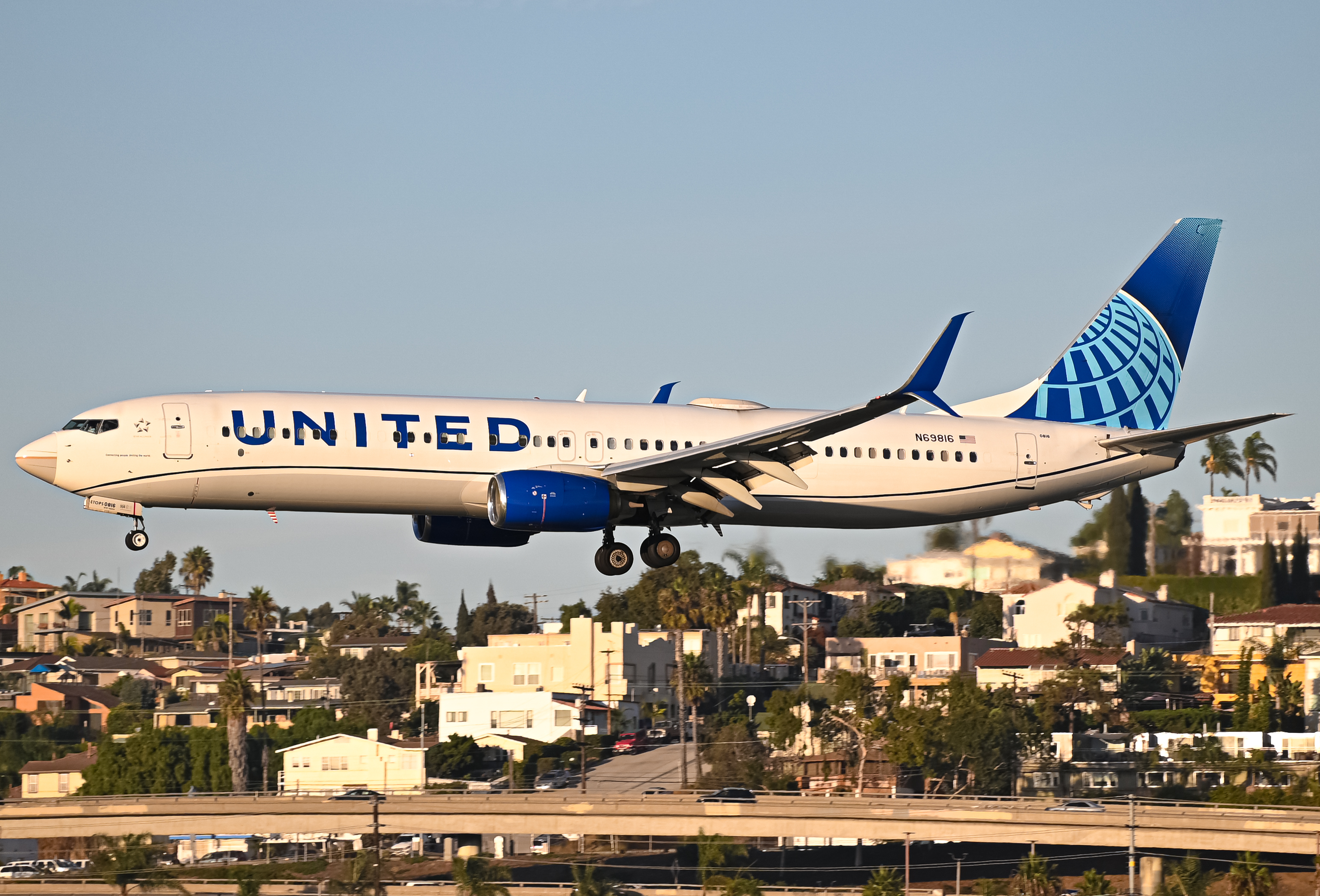 Full size: United Airlines Boeing 737-900ER N69816 at San Diego International Airport