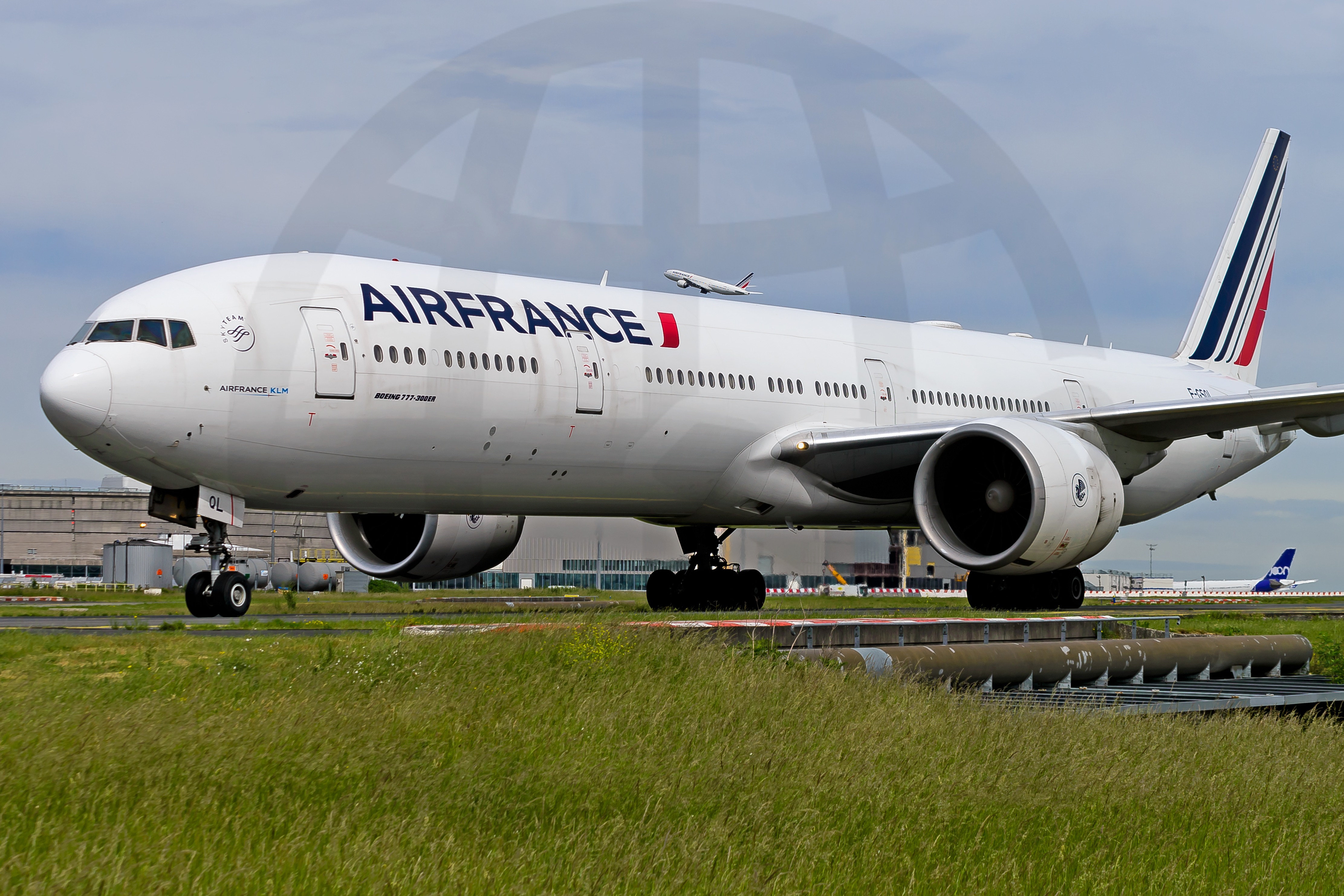 Full size: Air France Boeing 777-300ER F-GSQL  at Paris Charles de Gaulle Airport