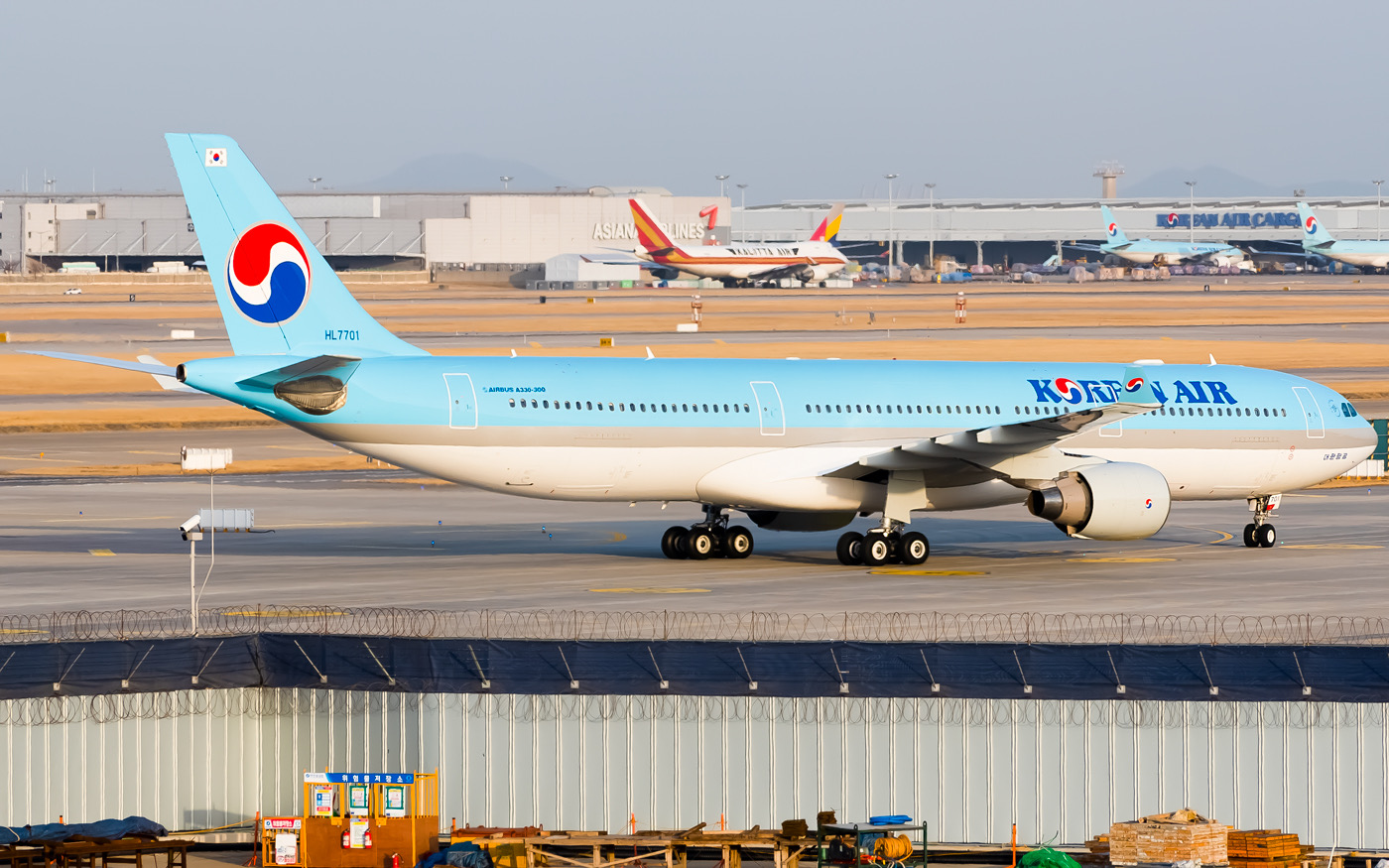 Full size: Korean Air Airbus A330-300 HL7701 at Seoul-Incheon International Airport