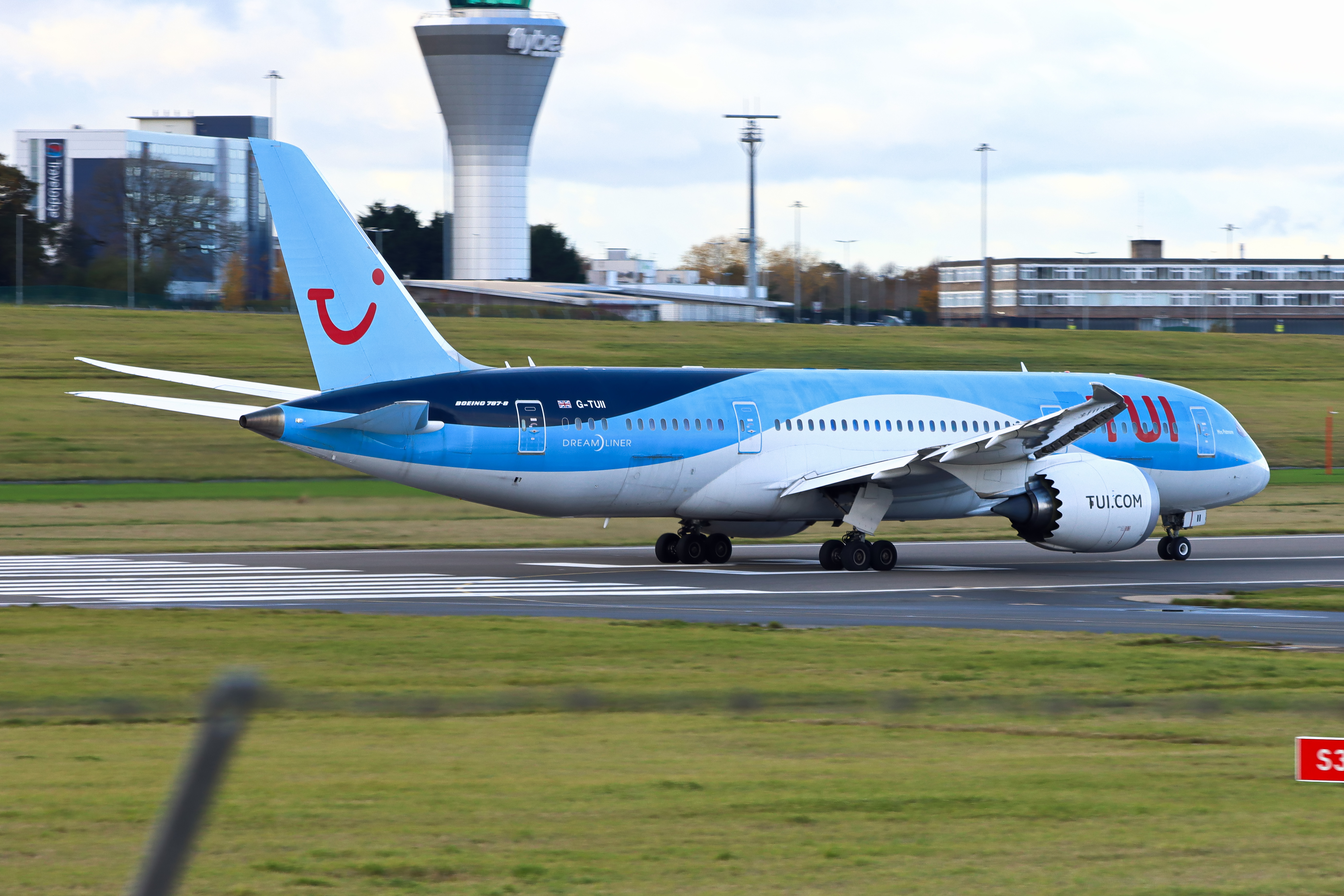 Full size: TUI Fly Boeing 787-8 G-TUII at Birmingham Airport
