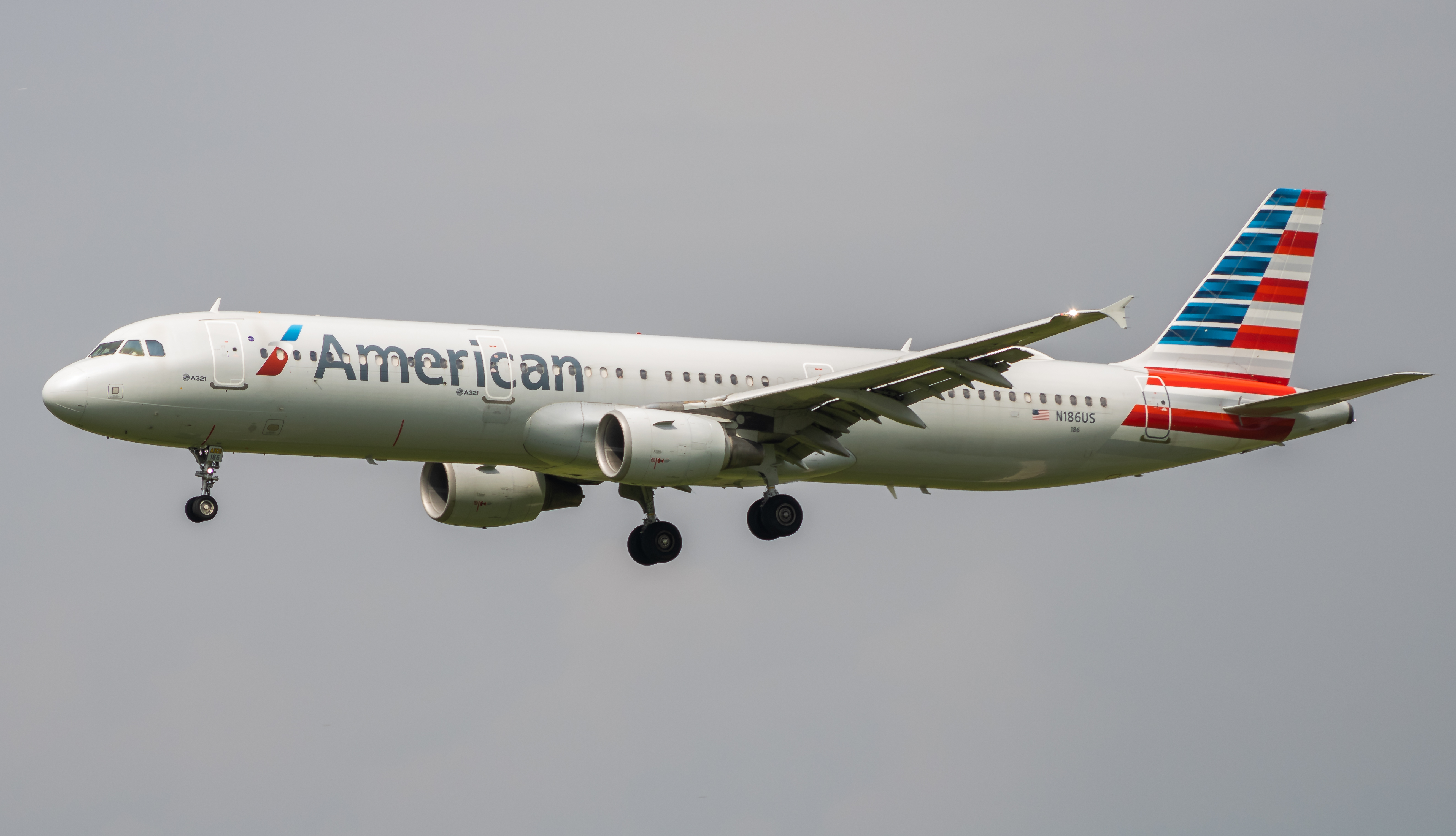 Full size: American Airlines Airbus A321-200 N186US at Philadelphia International Airport