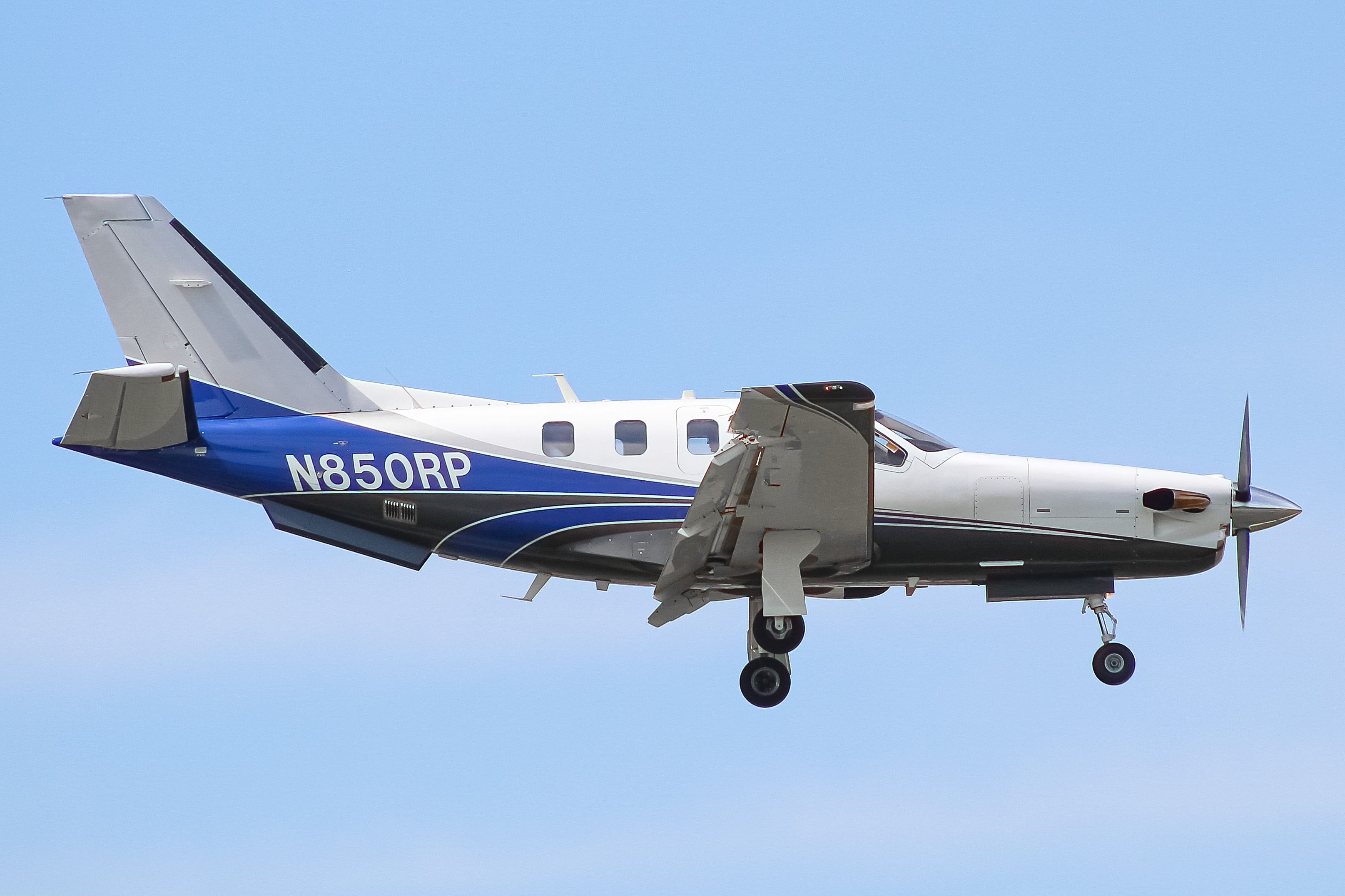 Full size: PRIVATE Socata TBM-700 N850RP at General Mitchell International Airport