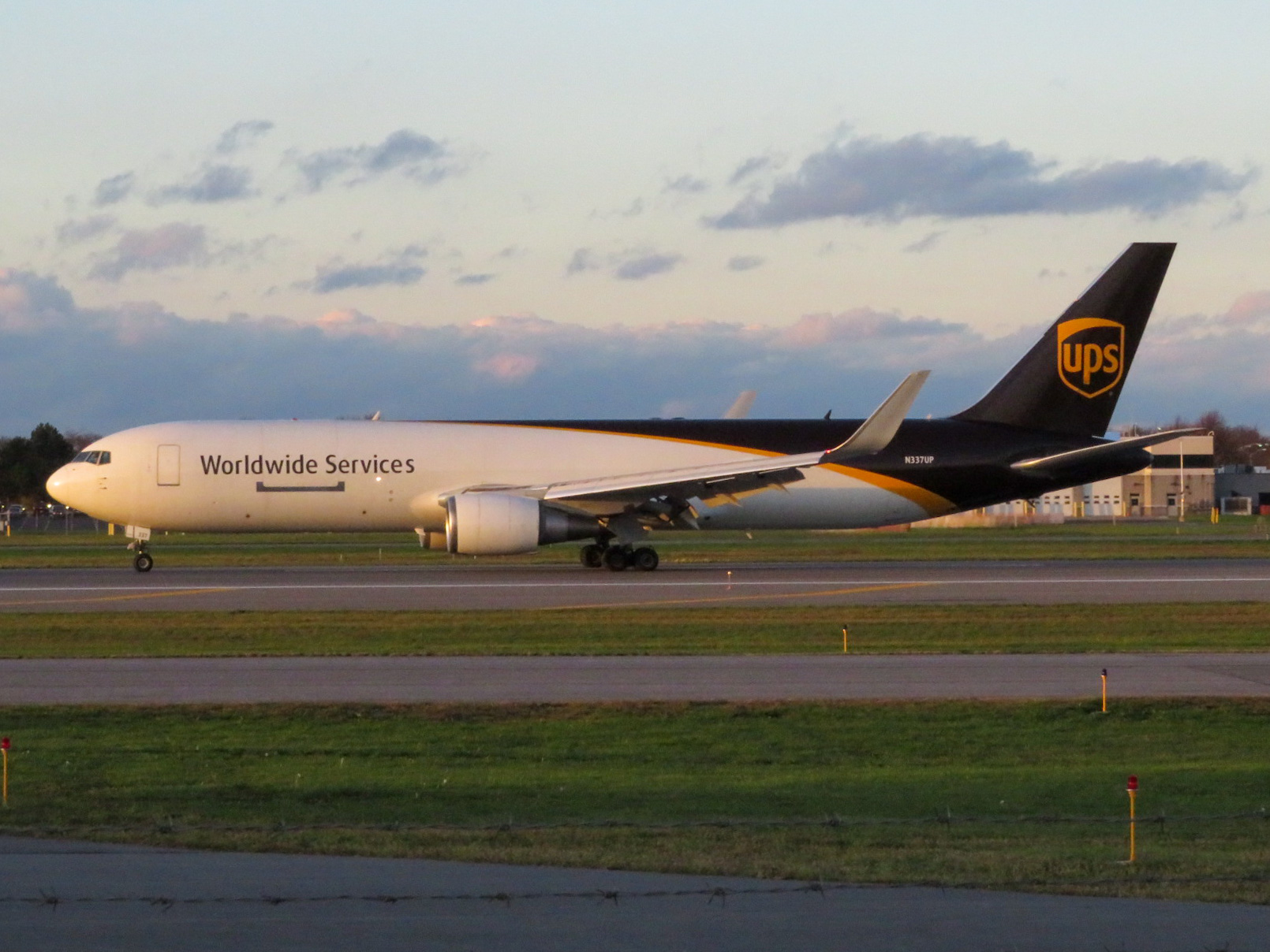 Full size: United Parcel Service Boeing 767-300F N337UP  at Syracuse Hancock International Airport