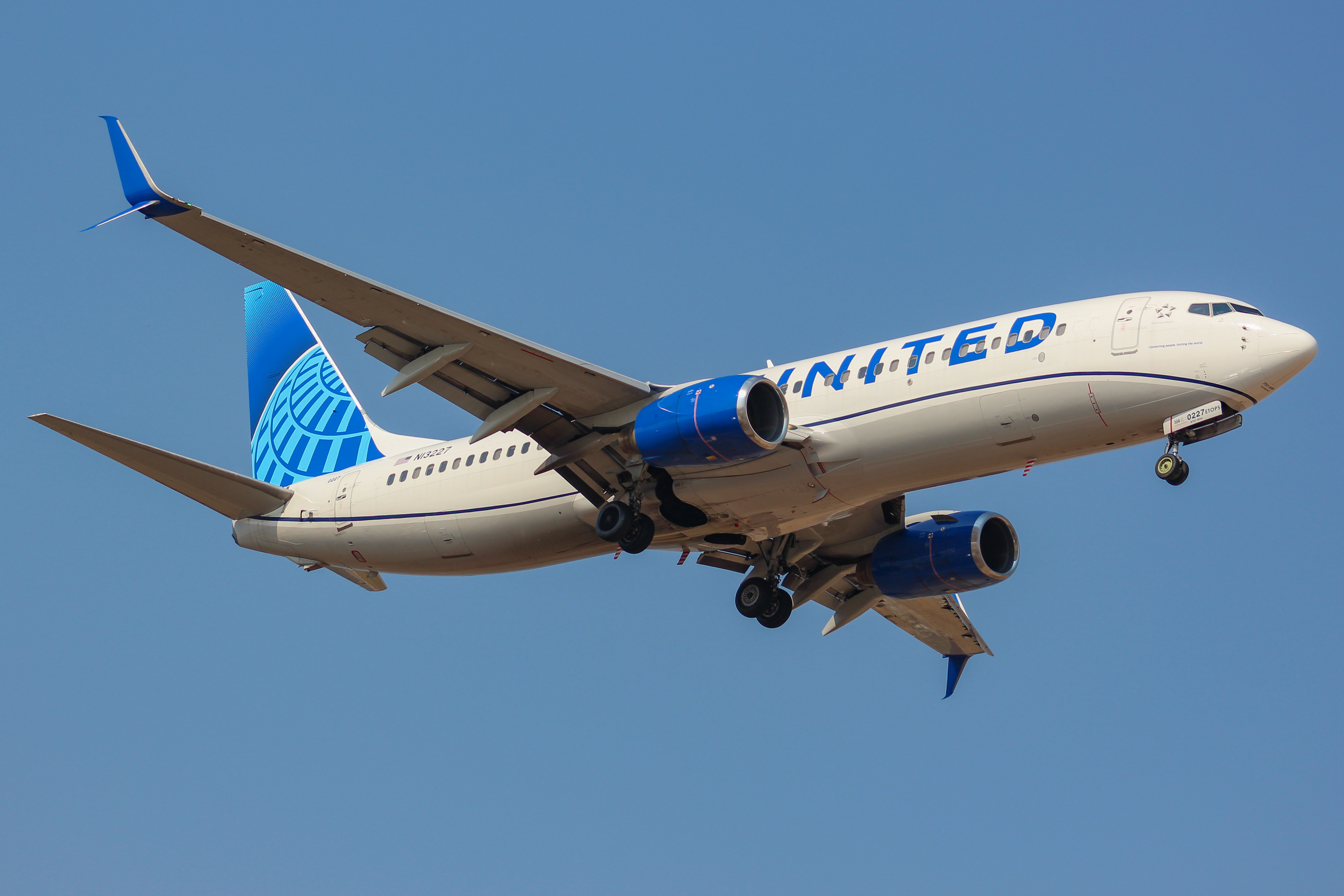 Full size: United Airlines Boeing 737-800 N13227 at Boise Air Terminal/Gowen Field