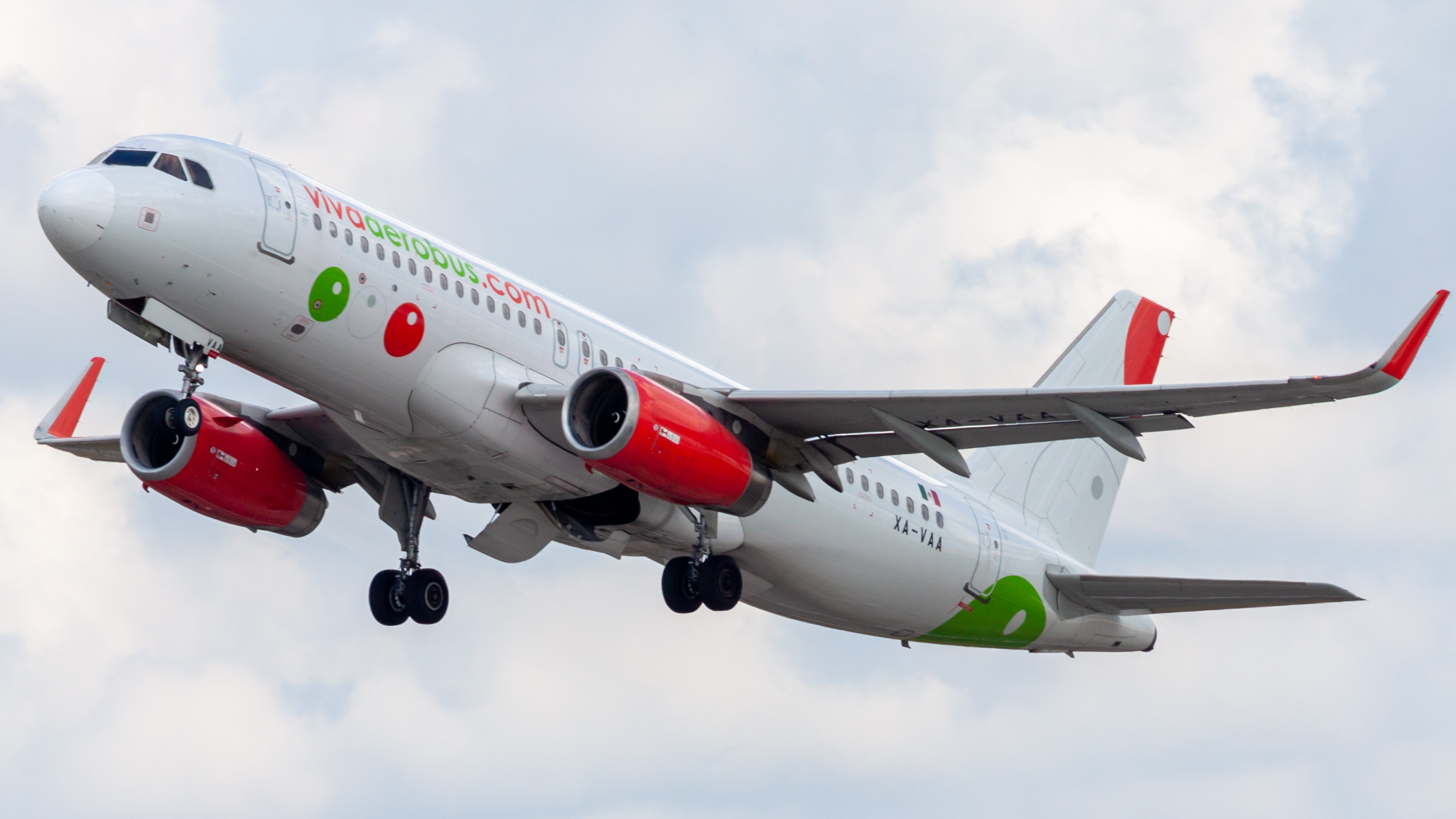 Full size: VivaAerobus Airbus A320 XA-VAA at Houston-George Bush Intercontinental Airport