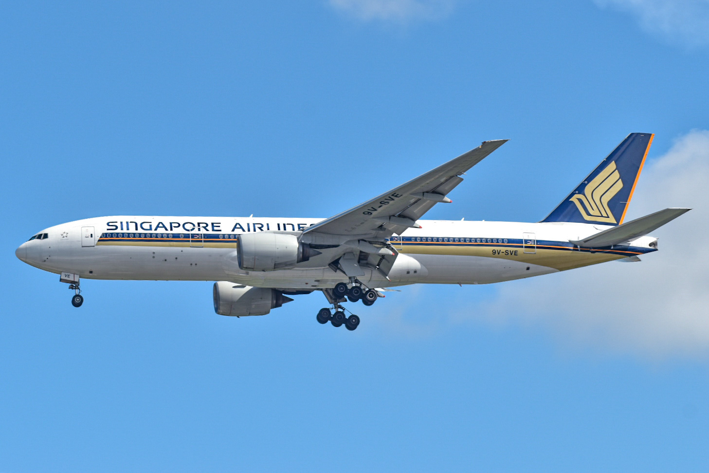 Full size: Singapore Airlines Boeing 777-200ER 9V-SVE at Singapore-Changi Airport