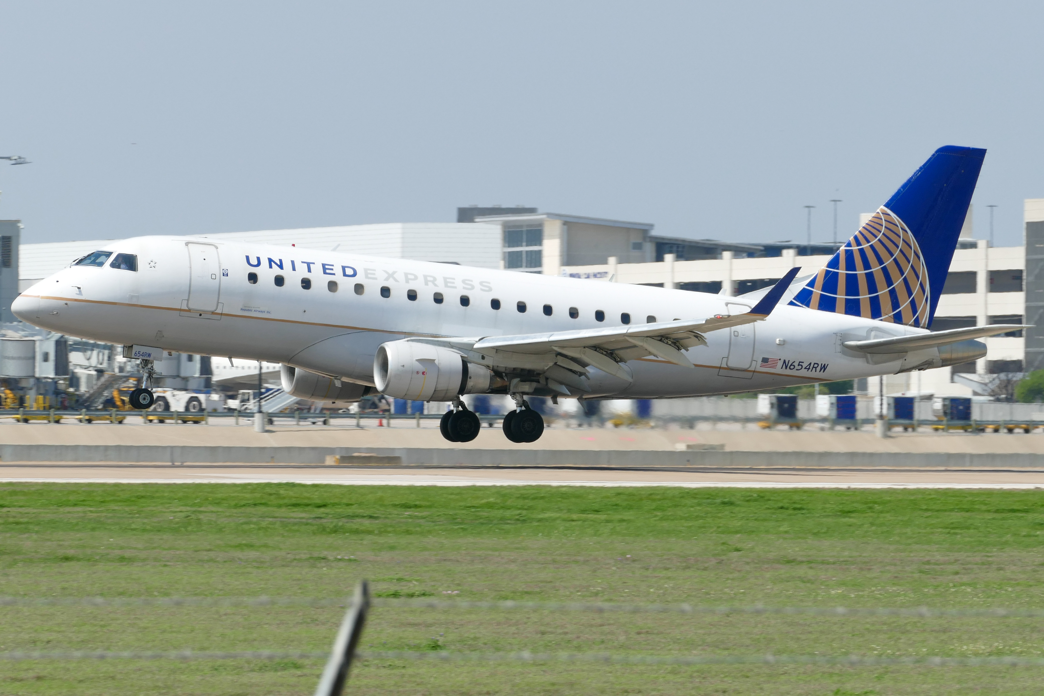 Full size: United Express Embraer E170 N654RW at Austin-Bergstrom International Airport