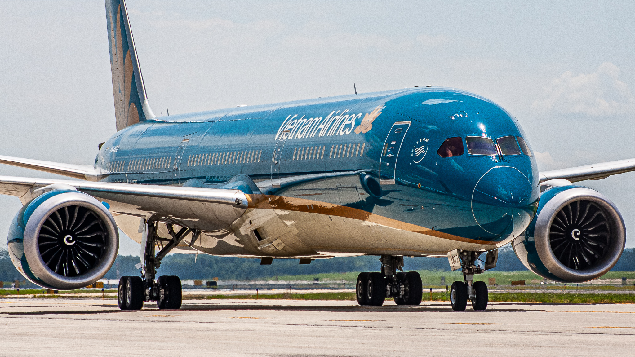 Full size: Vietnam Airlines Boeing 787-10 VN-A872 at Washington Dulles International Airport