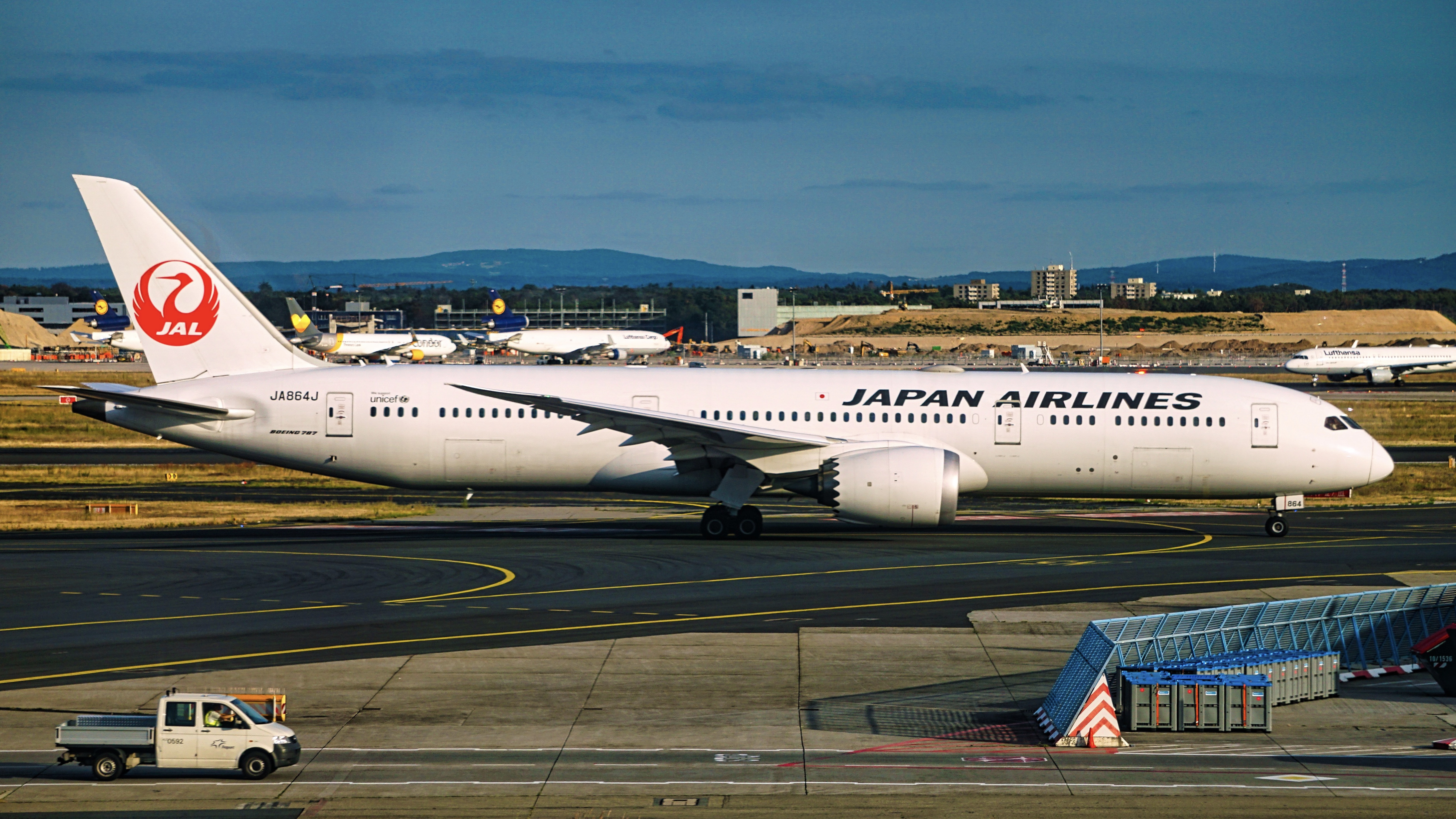 Full size: Japan Airlines Boeing 787-9 JA864J at Frankfurt International Airport