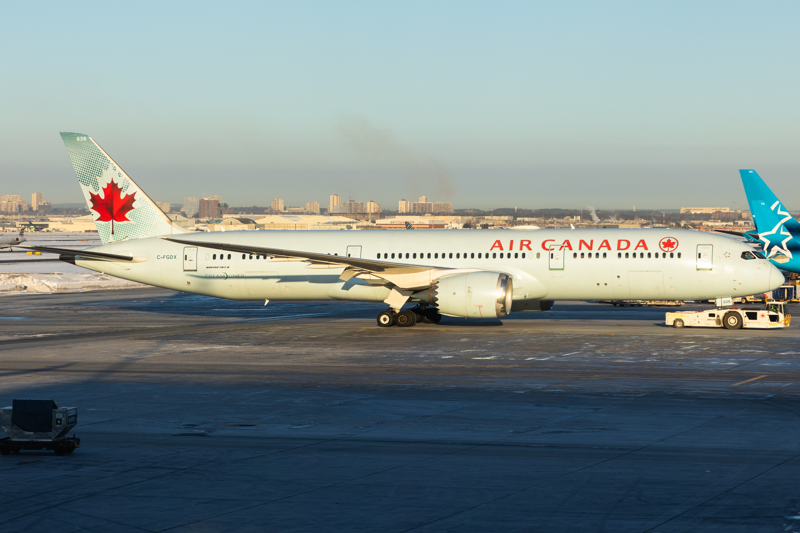 Full size: Air Canada Boeing 787-9 C-FGDX at Lester B Pearson International Airport