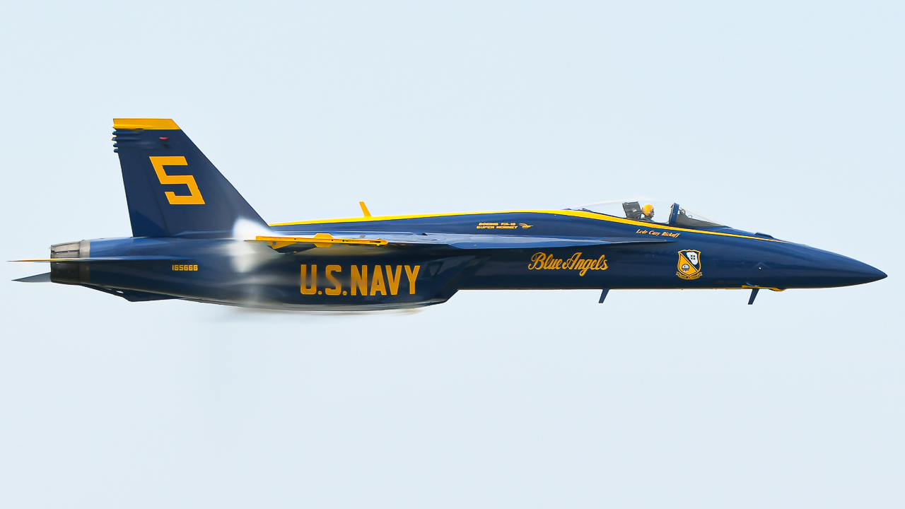 Full size: Blue Angels Boeing F/A-18E/F Super Hornet 165666 at Cleveland Burke Lakefront Airport