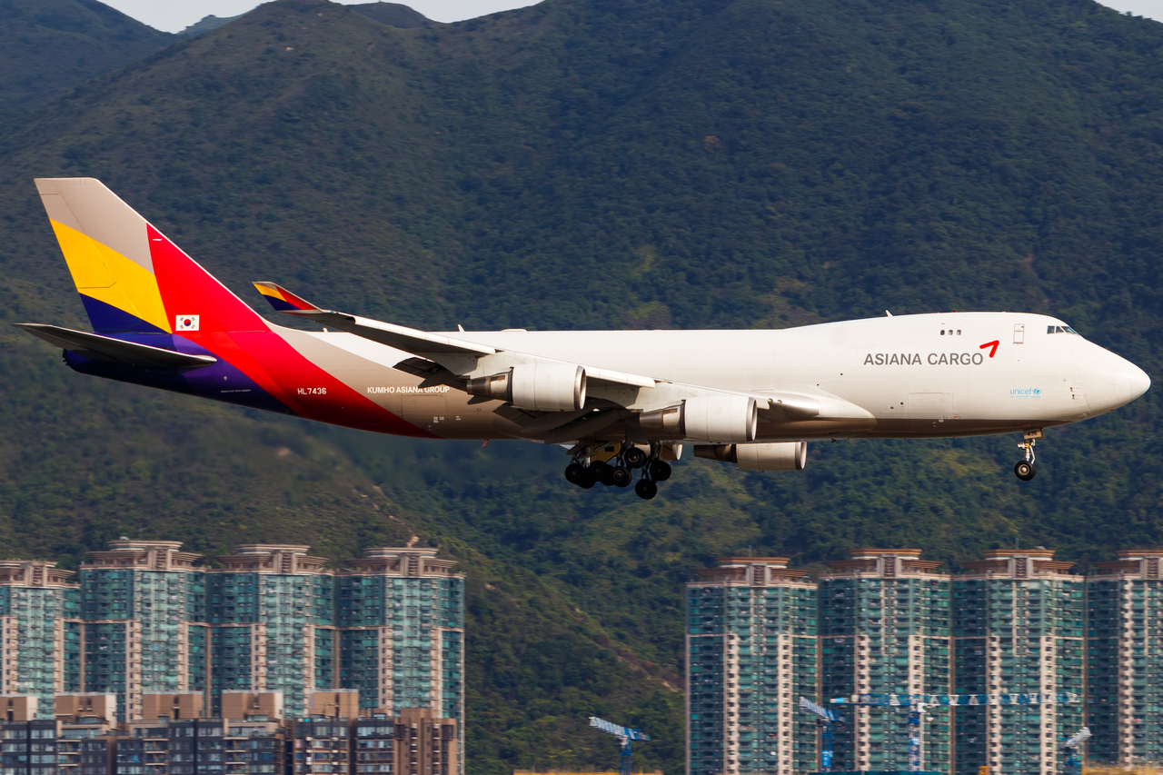 Full size: Asiana Cargo Boeing 747-400 HL7436 at Hong Kong International Airport