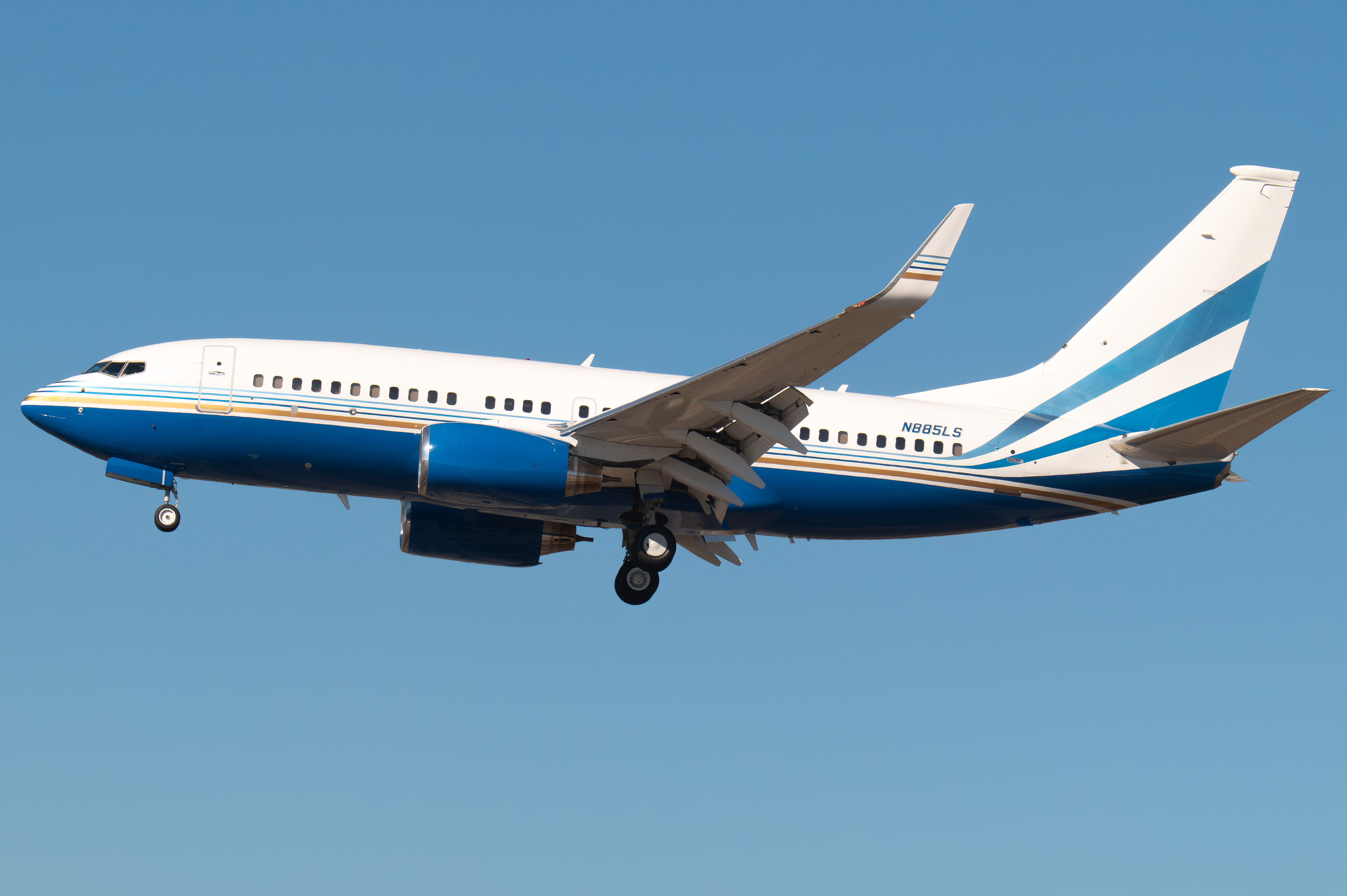 Full size: Las Vegas Sands  Boeing 737-700 N885LS at Los Angeles International Airport