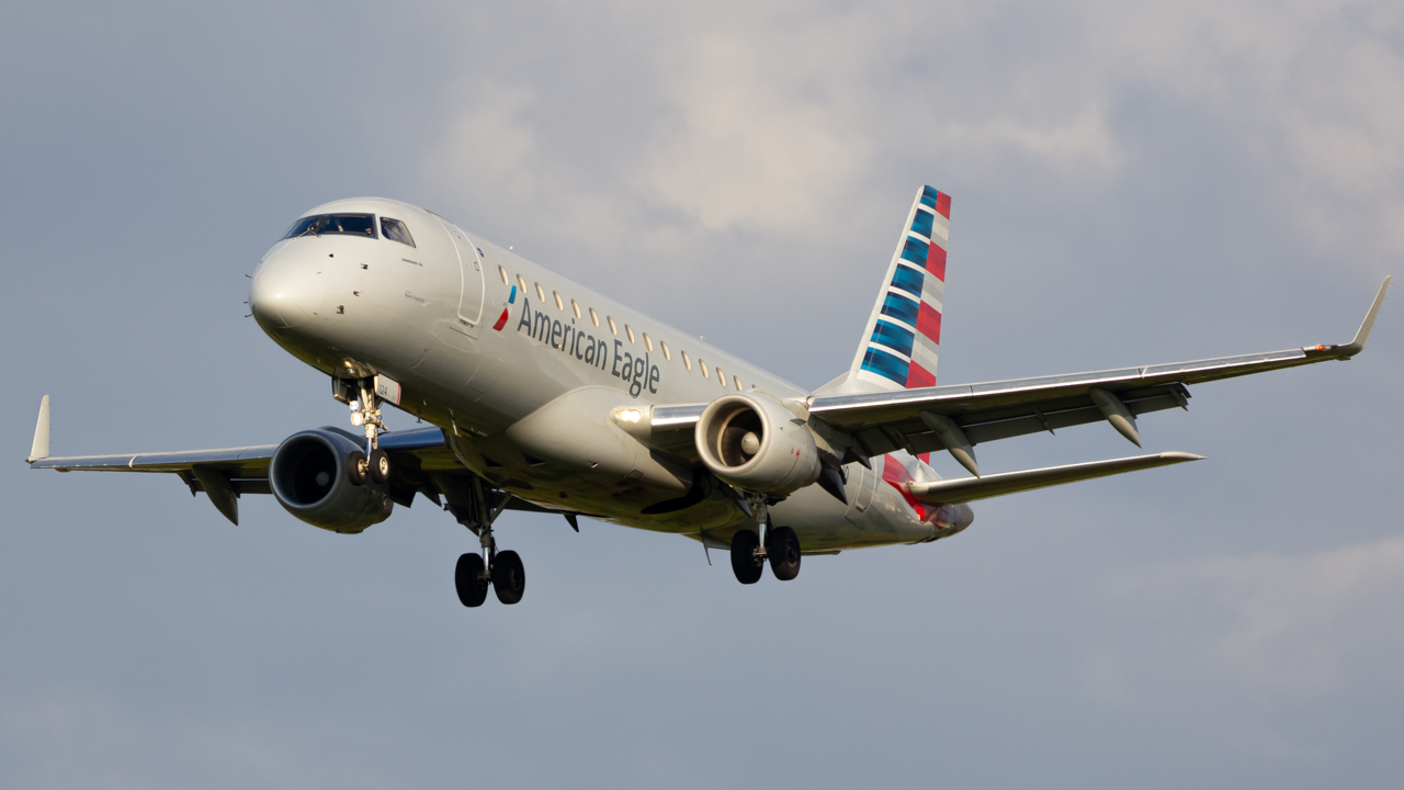 Full size: American Eagle Embraer E175 N124HQ at John Glenn Columbus International Airport