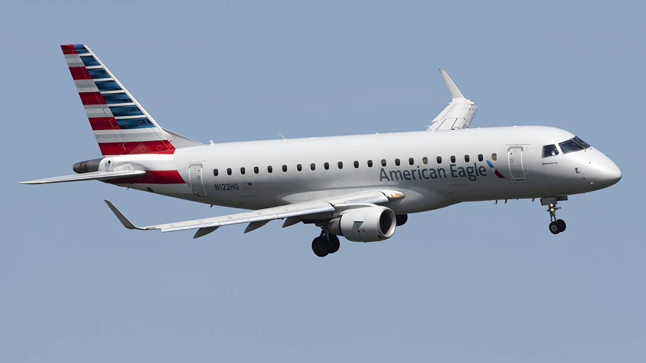Full size: American Eagle Embraer E170 N122HQ at Ronald Reagan National Airport