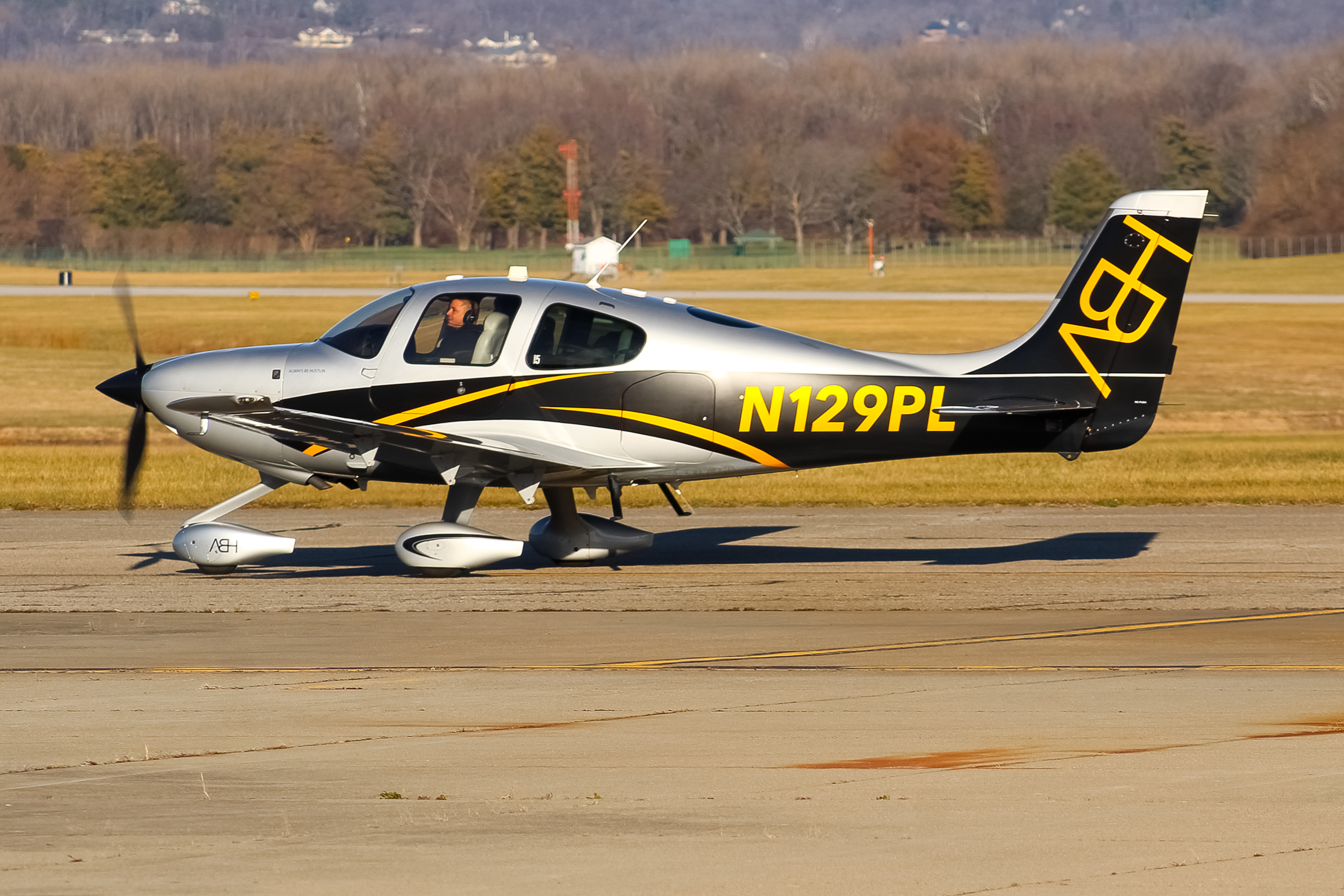 Full size: PRIVATE  Cirrus SR-22 N129PL at Cincinnati Municipal Airport/Lunken Field