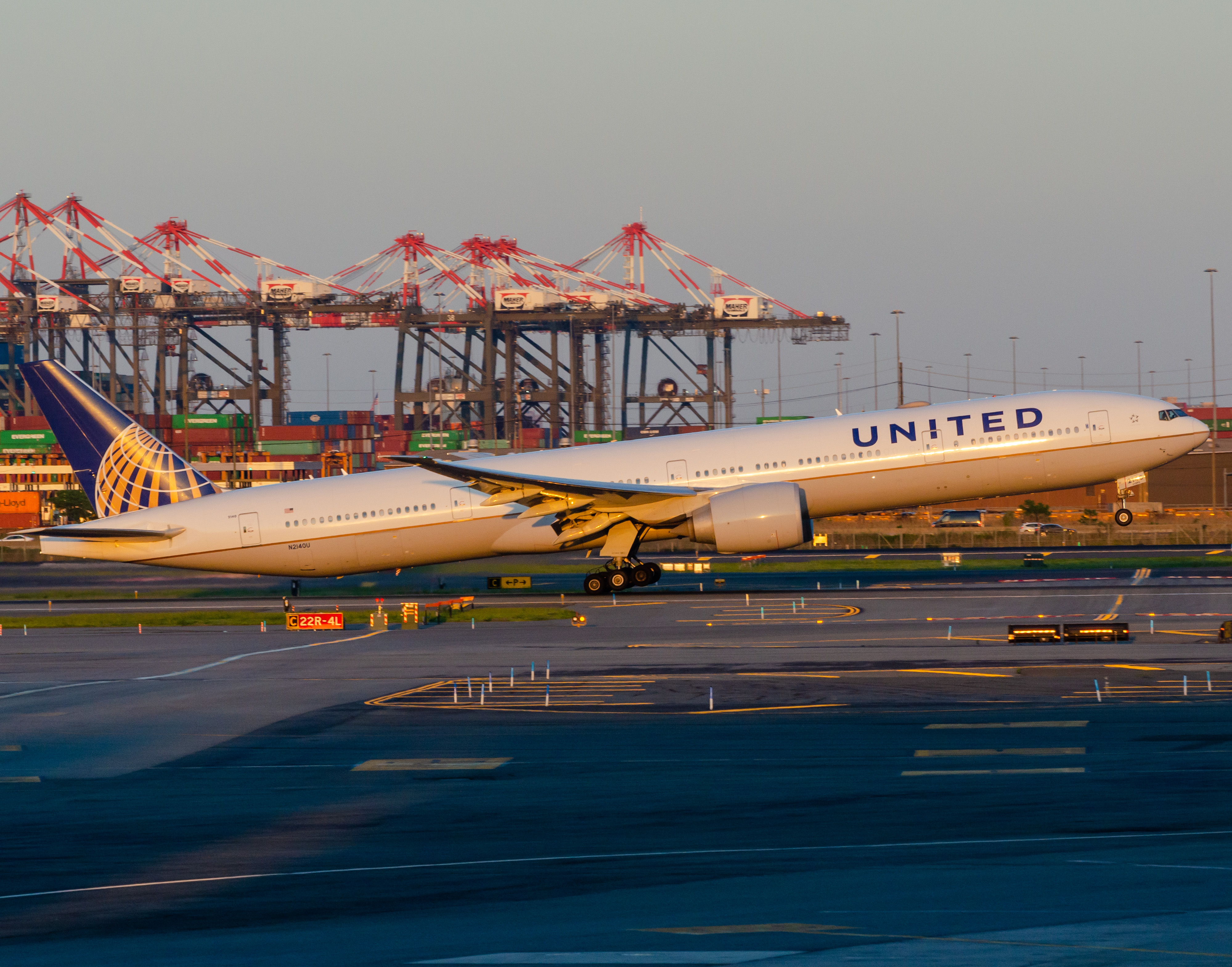 Full size: United Airlines Boeing 777-300ER N2140U at Newark Liberty International Airport