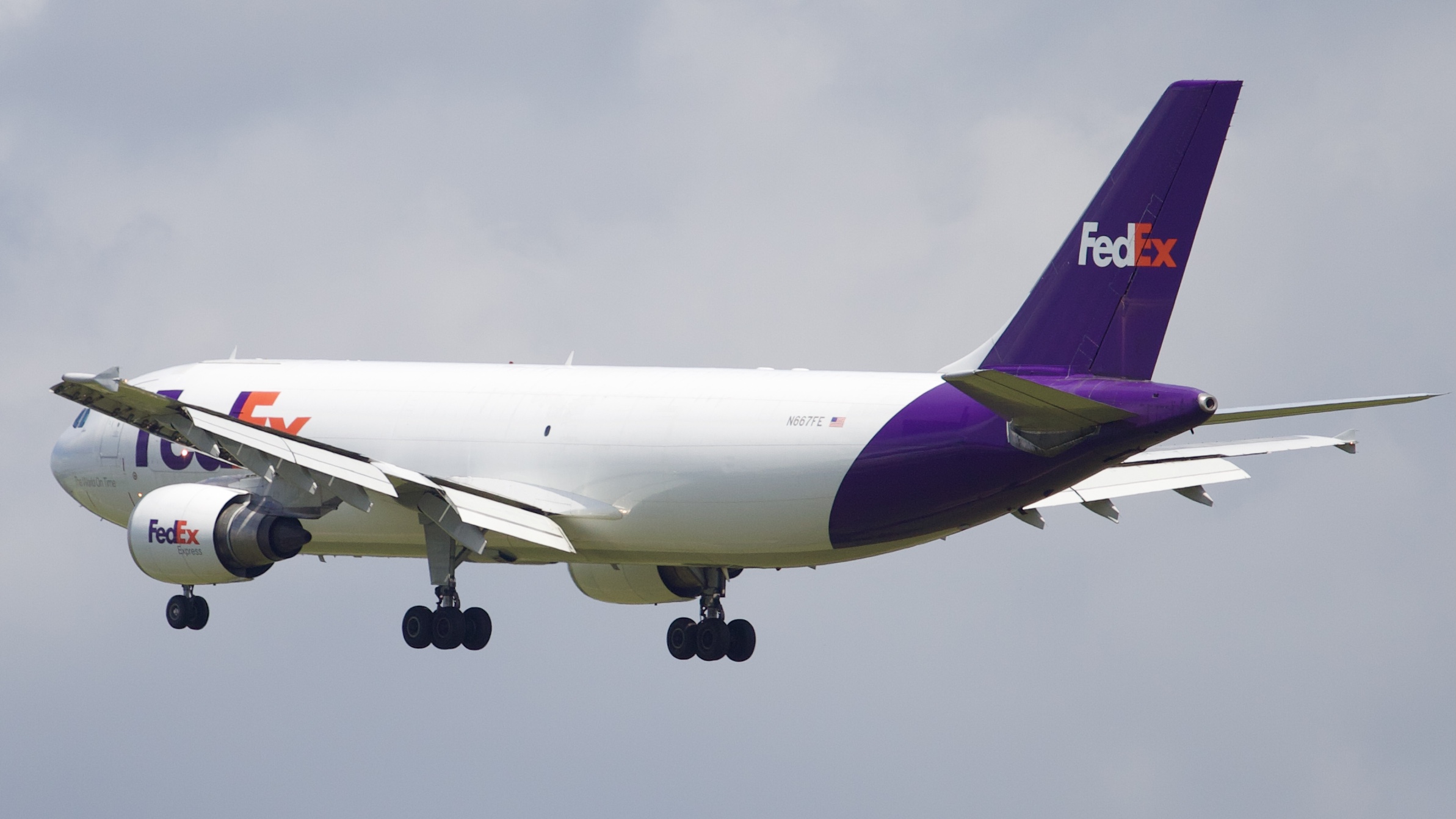 Full size: FedEx  Airbus A300F-600 N677FE at Houston-George Bush Intercontinental Airport