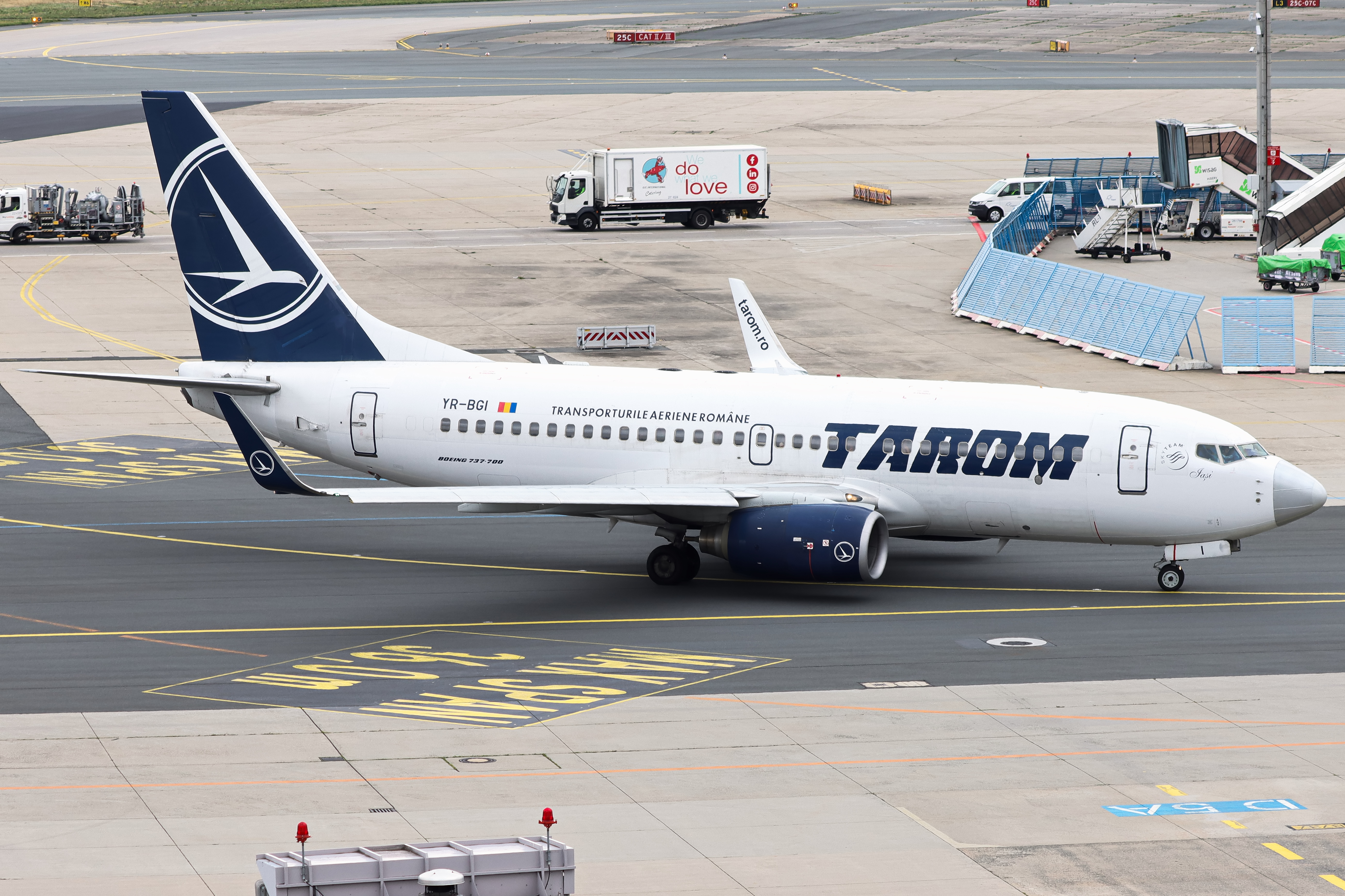 Full size: TAROM Boeing 737-700 YR-BGI at Frankfurt International Airport