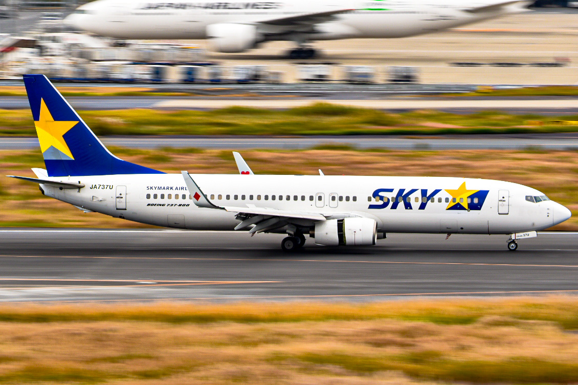 Full size: SkyMark Boeing 737-800 JA737U at Tokyo-Haneda Airport